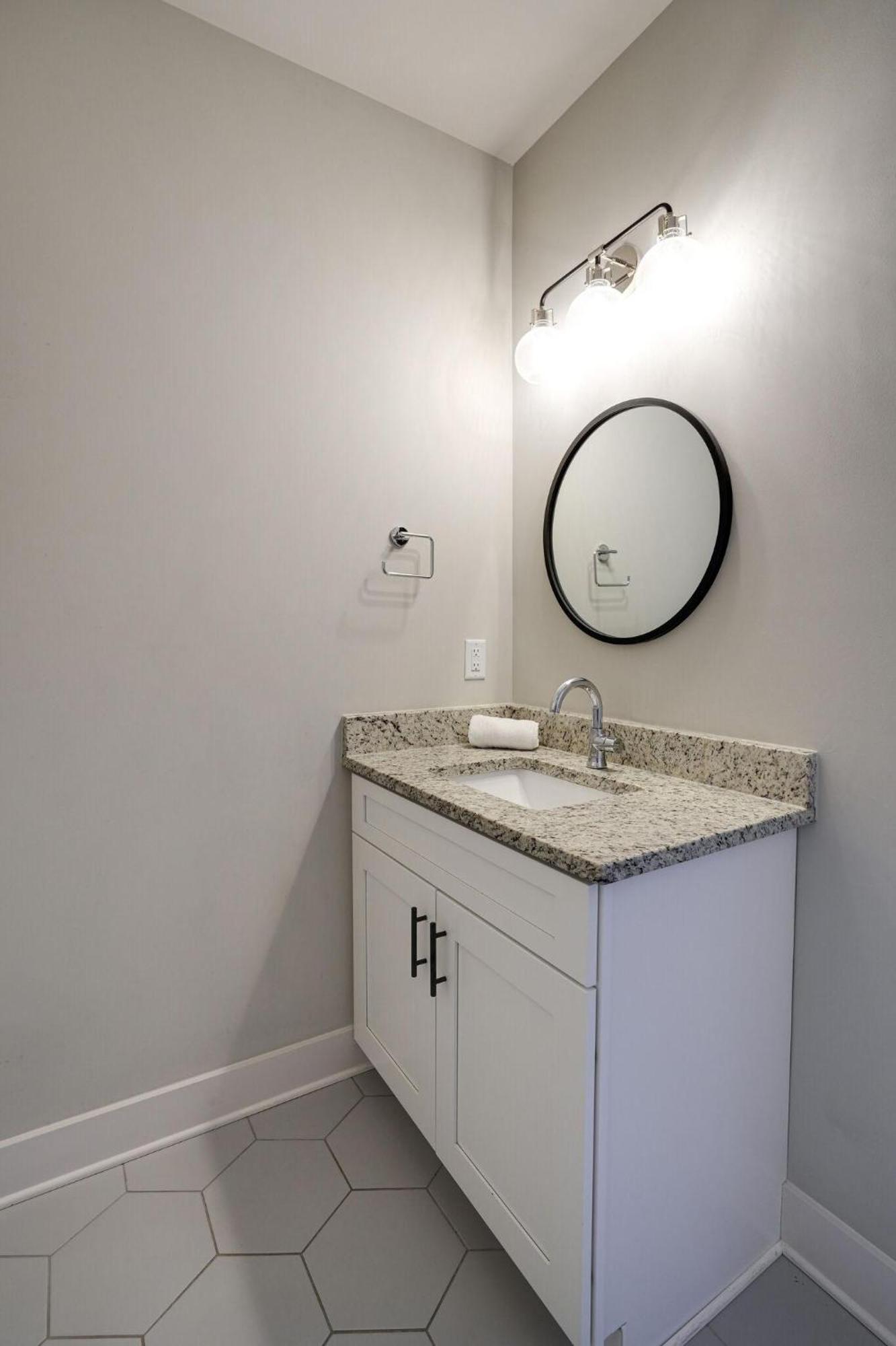 Modest Melrose - 5 Mins To Broadway - Rooftop Deck *