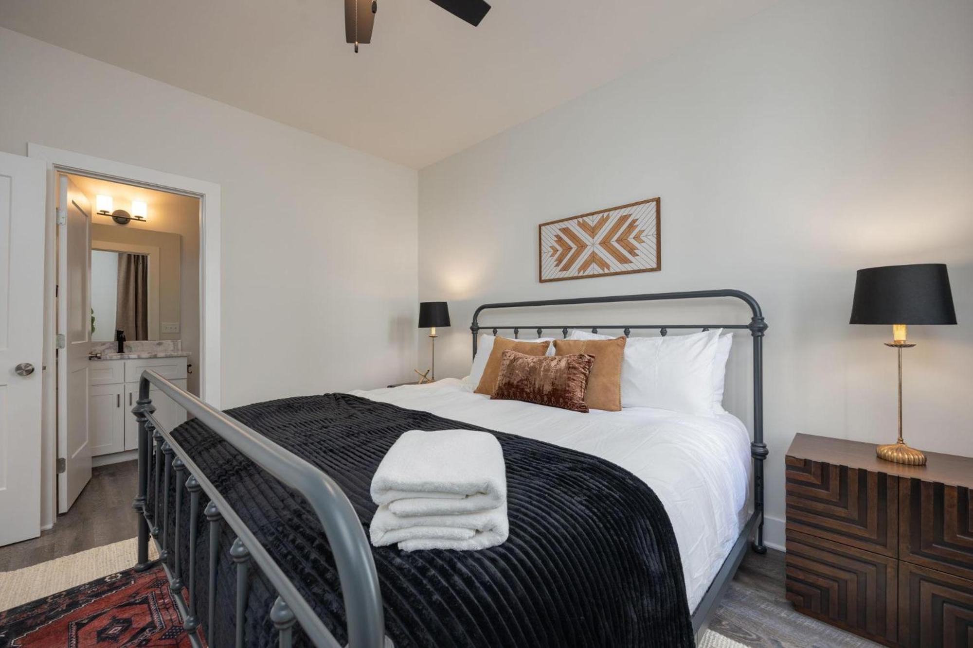 Southern & Style-2 Townhomes-7 Mins To Broadway *