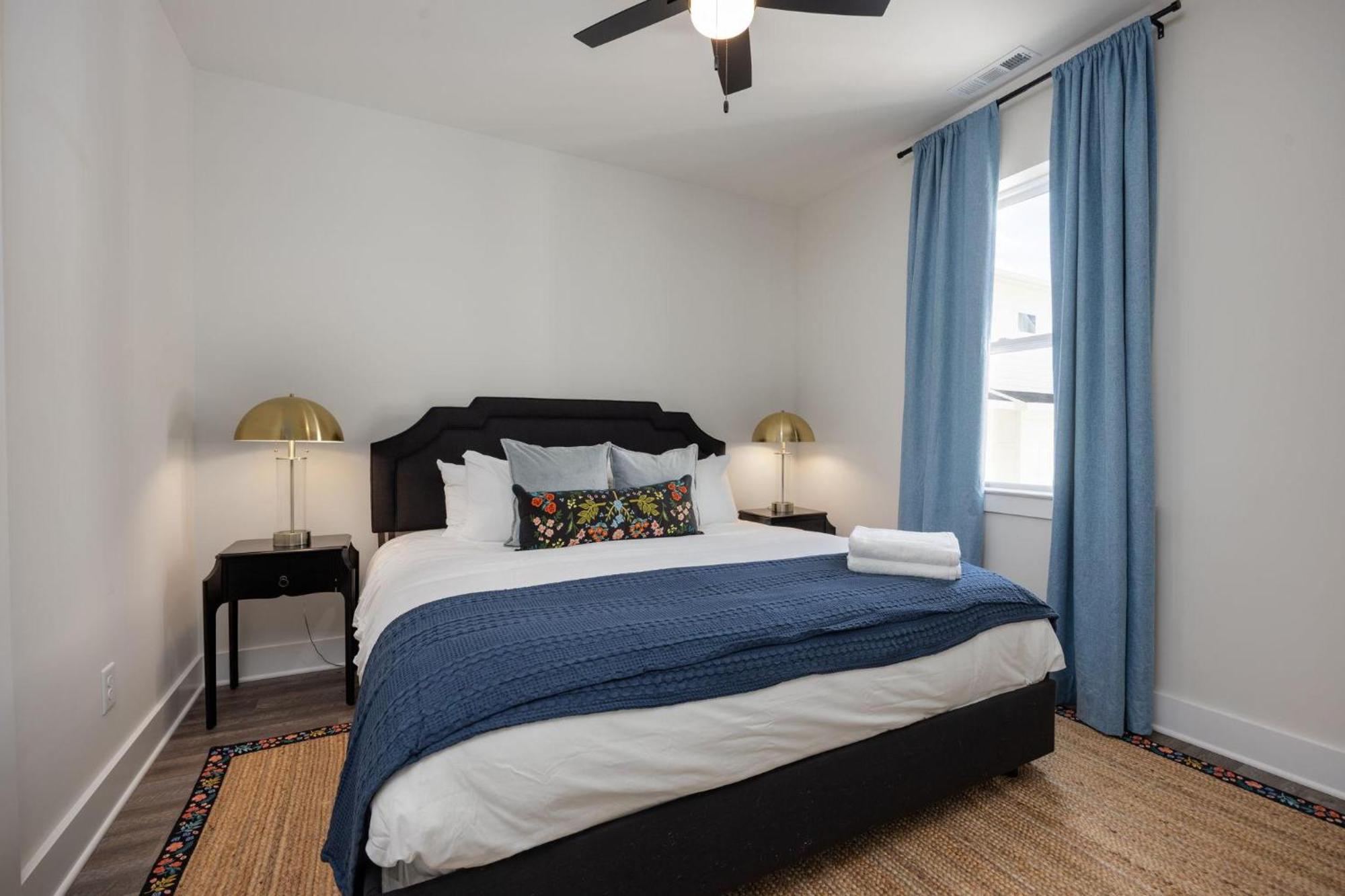 Holiday home Southern & Style-2 Townhomes-7 Mins To Broadway *