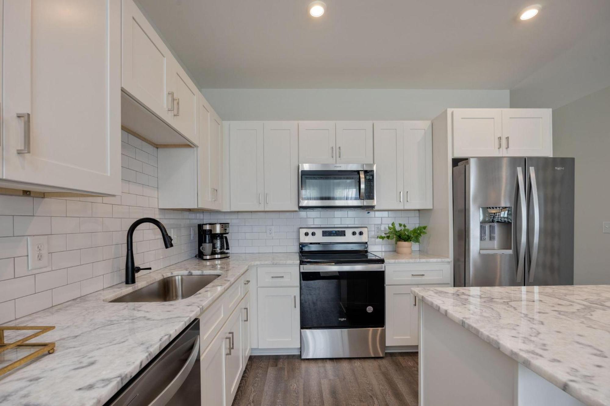 Southern & Style-2 Townhomes-7 Mins To Broadway Holiday home *