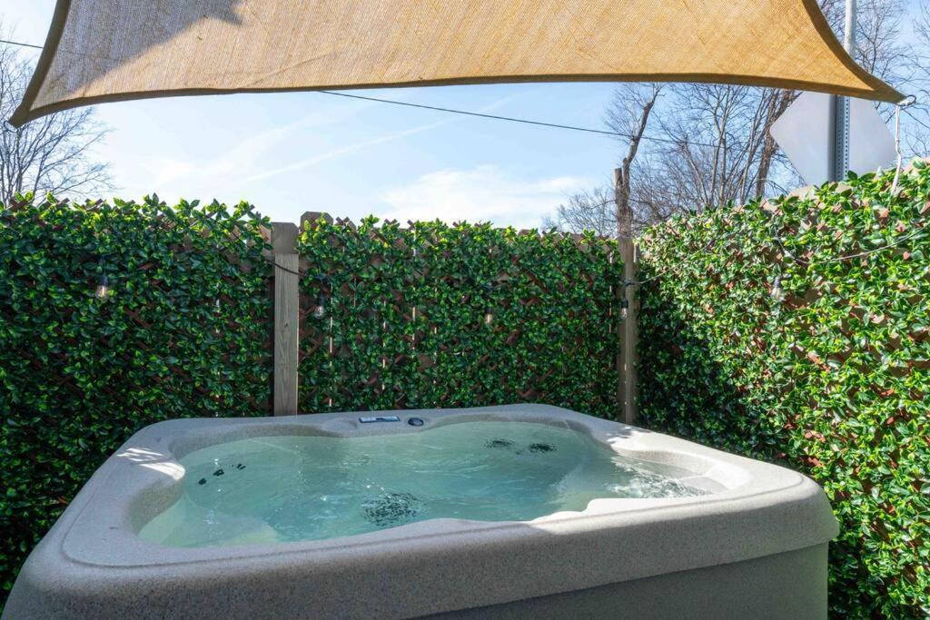 East Beauty - Hot Tub Villa Nashville