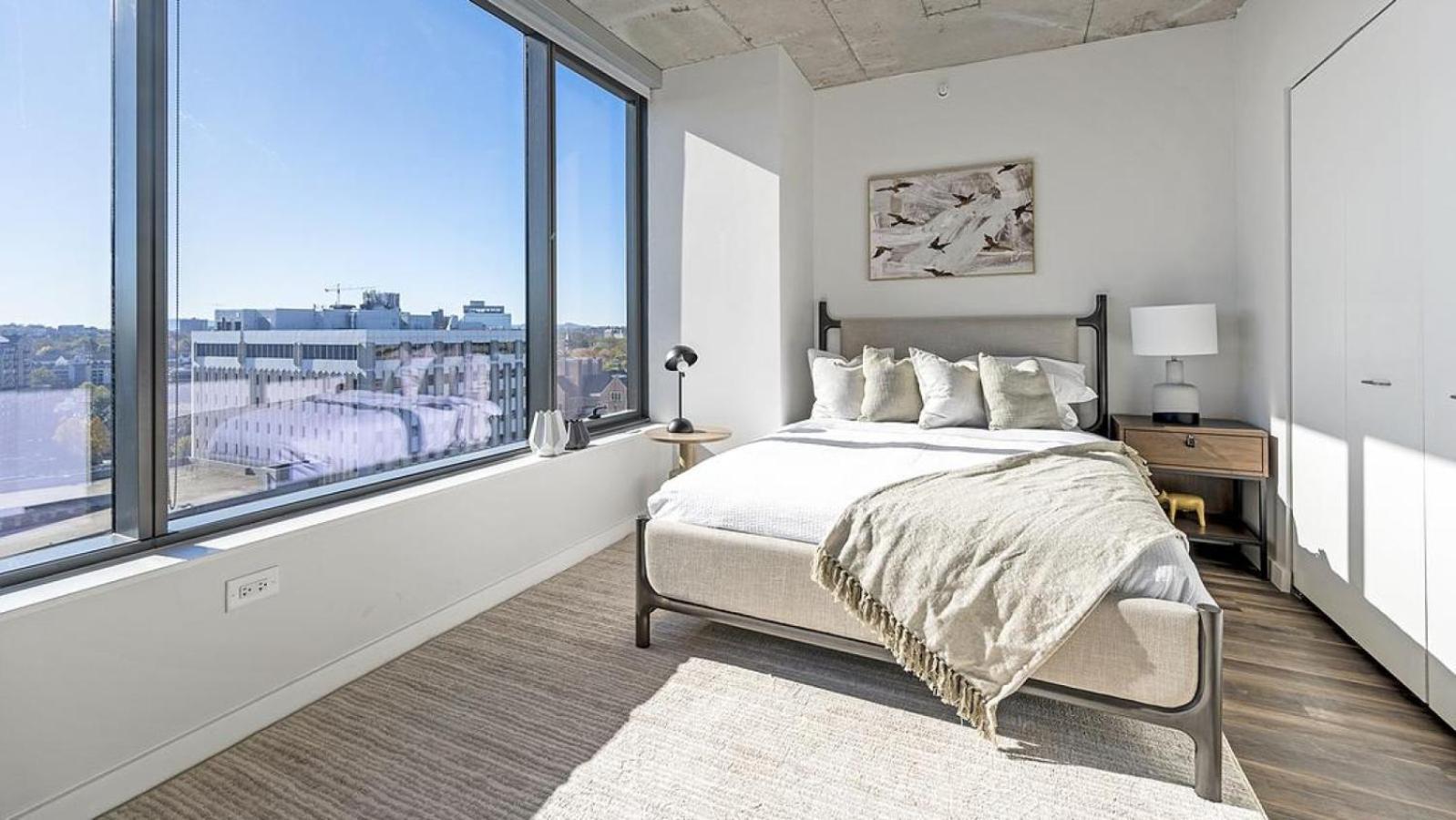 Landing Modern With Amazing Amenities *