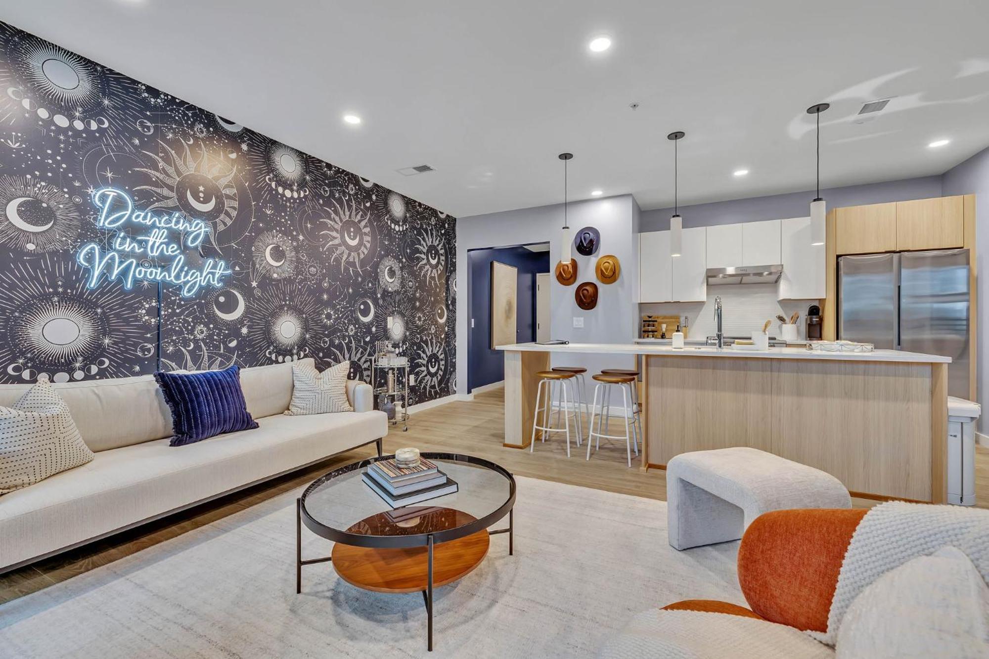 Dancing In The Moonlight In Downtown By Nautical Holiday home *