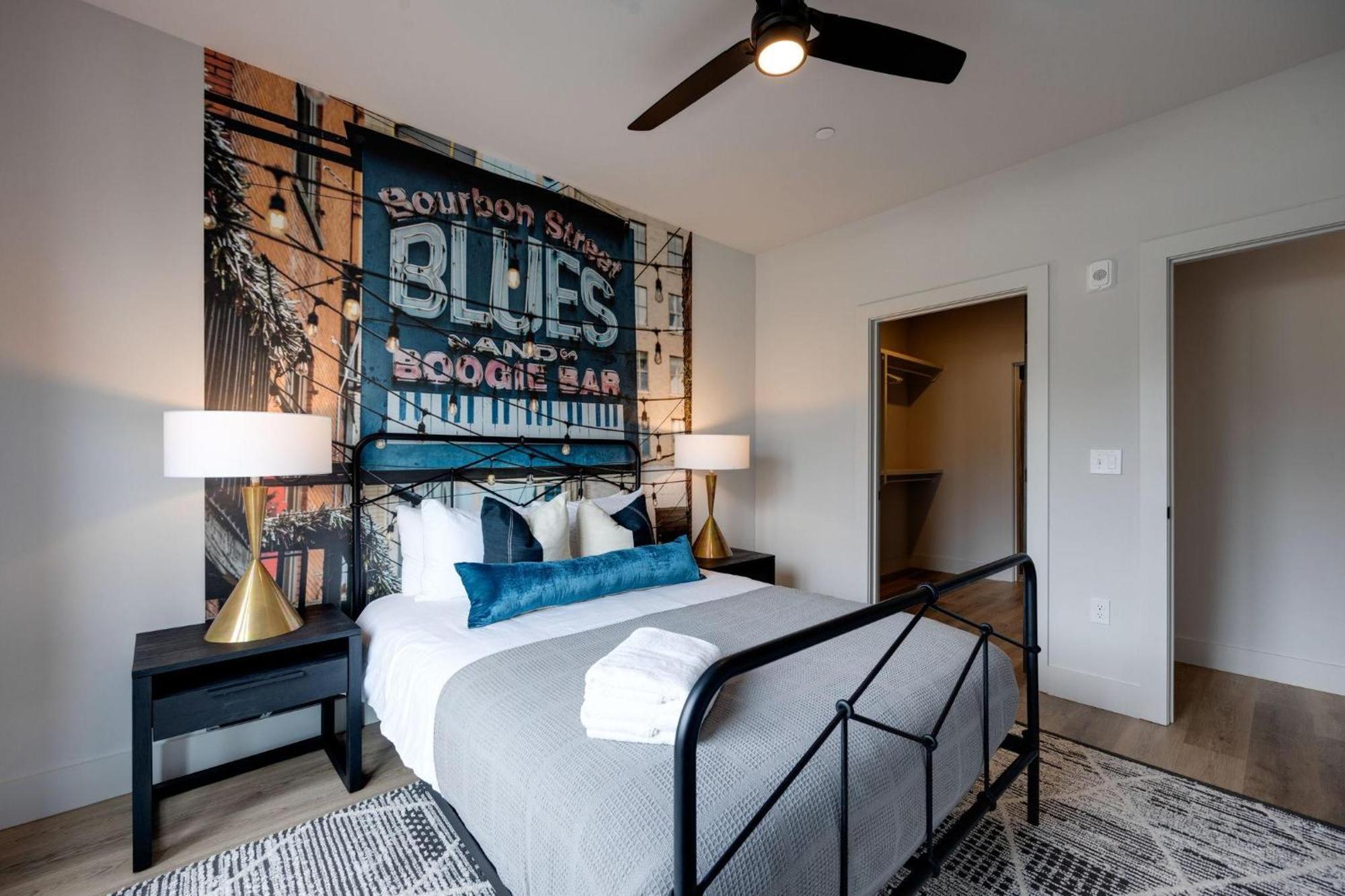 Little Athens - 4 Luxe - West End * Nashville