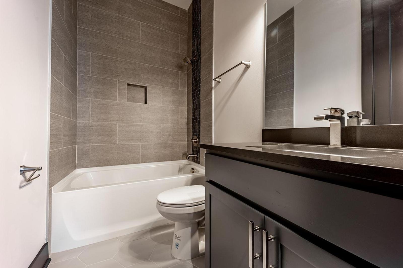 3 Designer Gulch Homes - Rooftop Hot Tub - Sleeps 36 Holiday home Nashville