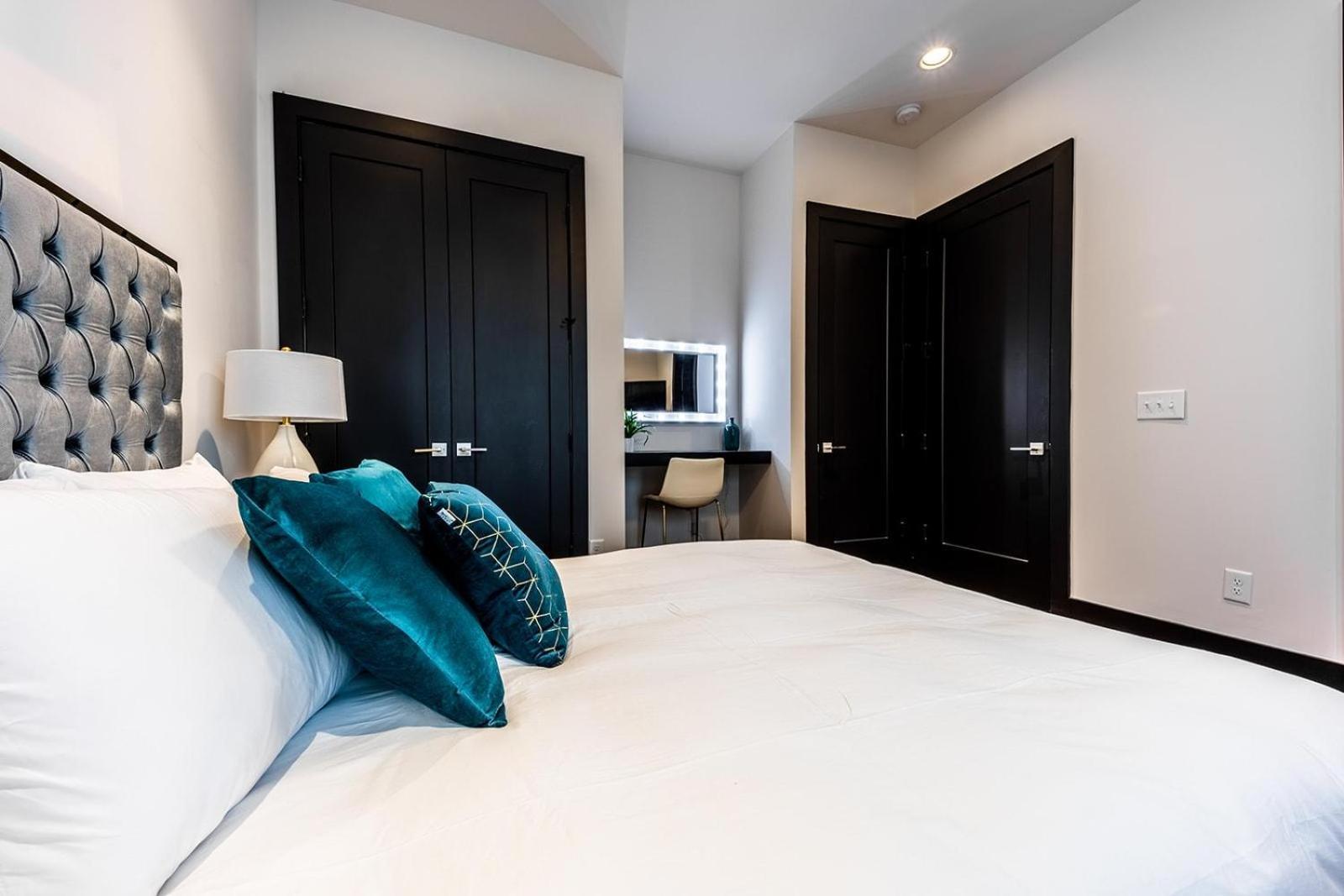 3 Designer Gulch Homes - Rooftop Hot Tub - Sleeps 36 Holiday home Nashville