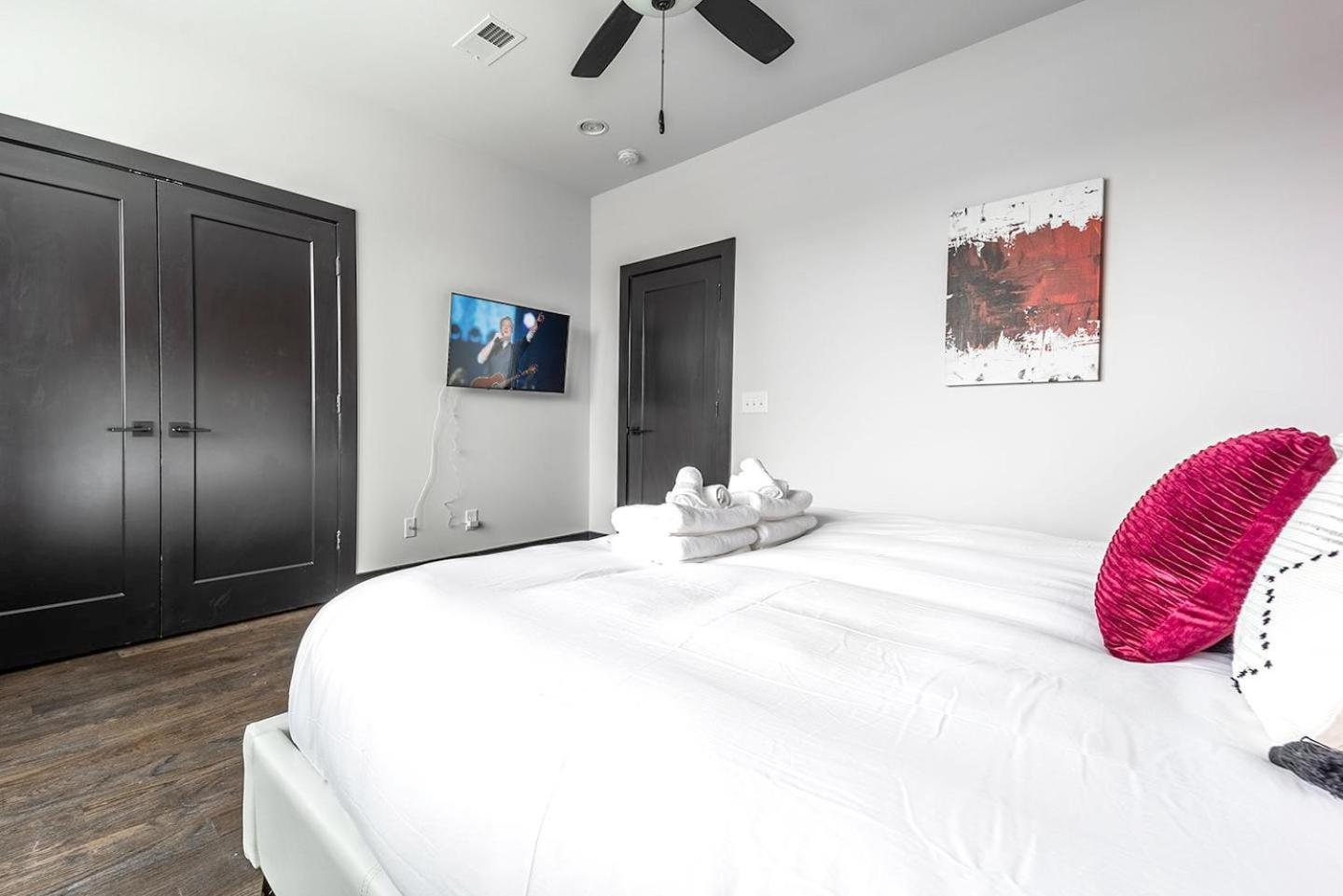 3 Designer Gulch Homes - Rooftop Hot Tub - Sleeps 36 Holiday home *
