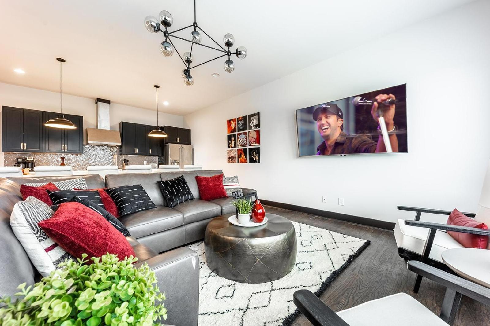 3 Designer Gulch Homes - Rooftop Hot Tub - Sleeps 36 Holiday home Nashville
