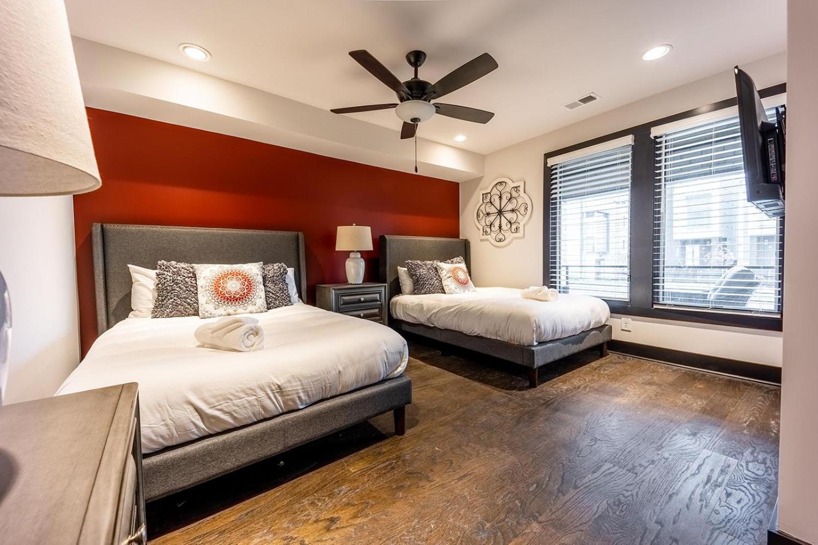 3 Designer Gulch Homes - Rooftop Hot Tub - Sleeps 36 Holiday home *