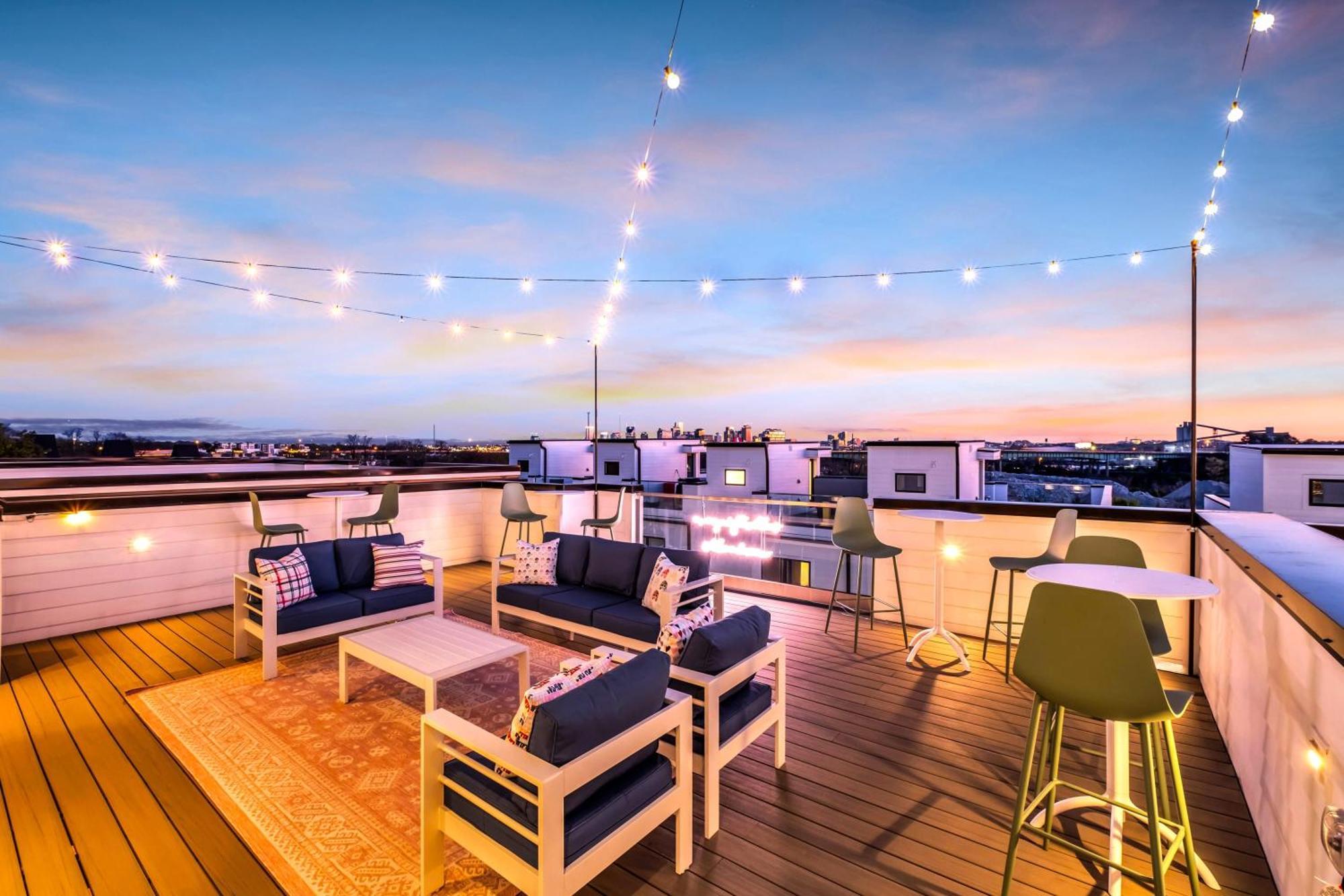 New Nash Eras - 15 Beds - Hot Tub On Rooftop Deck Holiday home