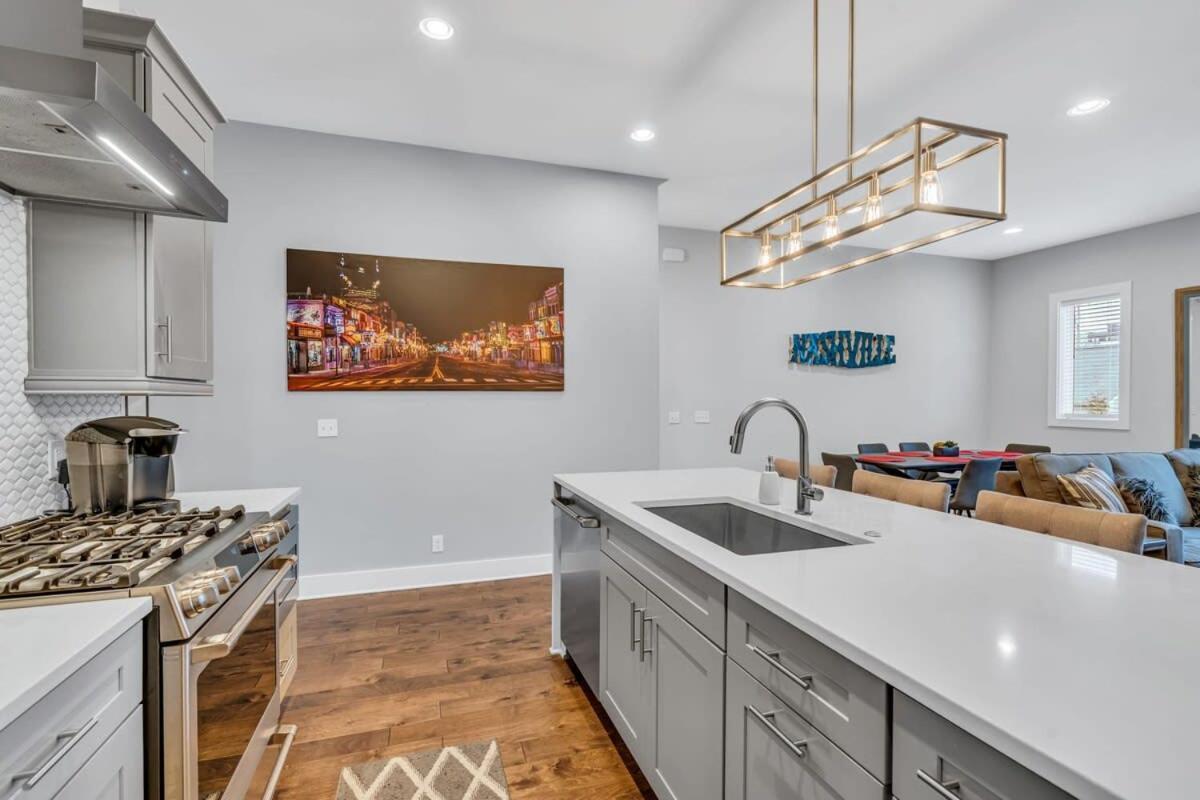 New Luxe 4br 12 Beds - Roofdeck Views - Chefs Kitchen *