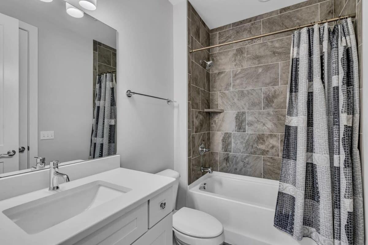 New Luxe 4br 12 Beds - Roofdeck Views - Chefs Kitchen *