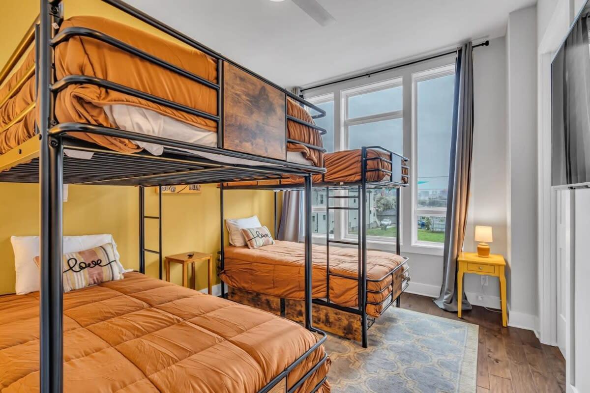 New Luxe 4br 12 Beds - Roofdeck Views - Chefs Kitchen