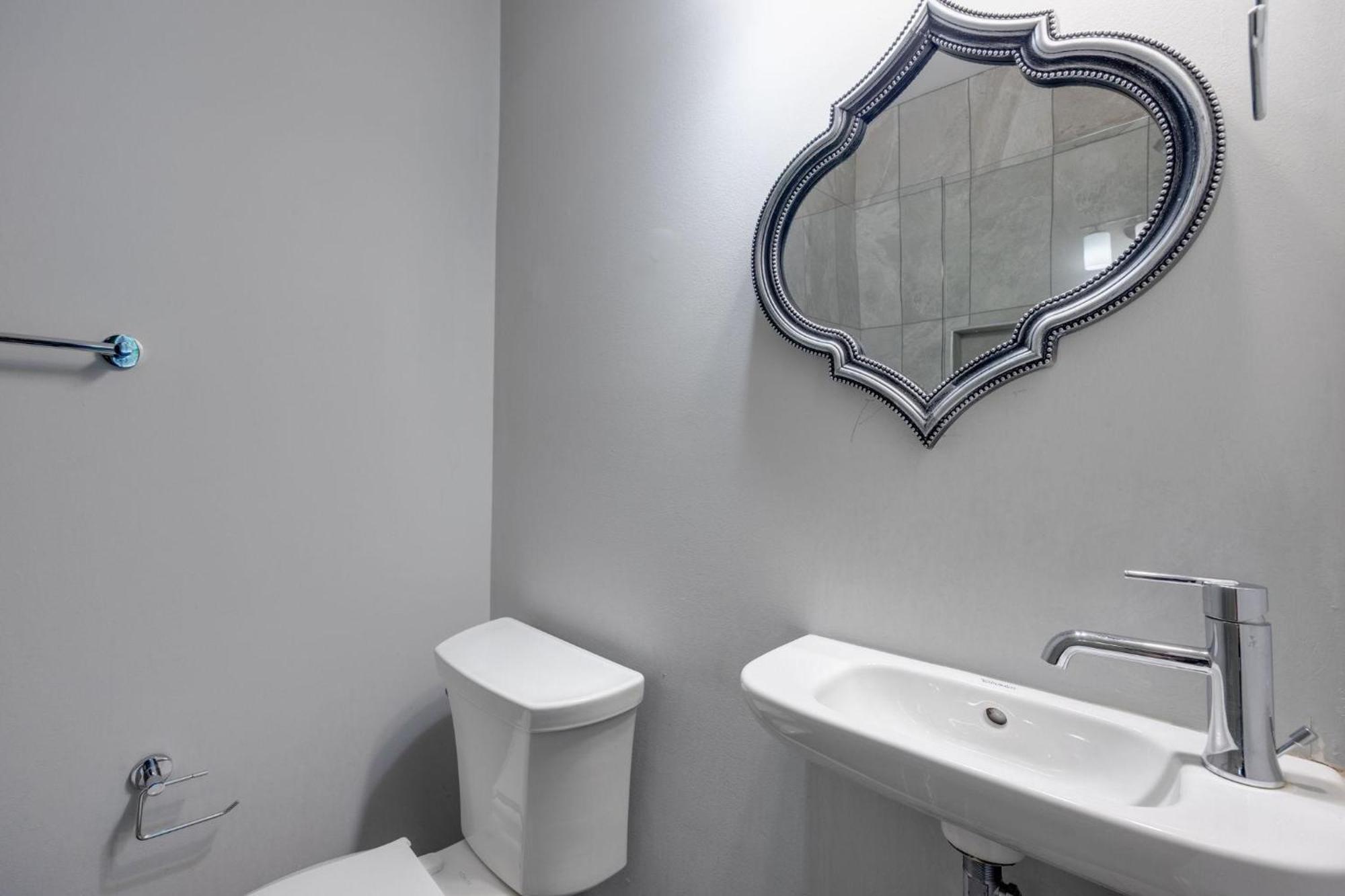 Vivid Vocals - 4 Mins To Broadway - Rooftop Patio *