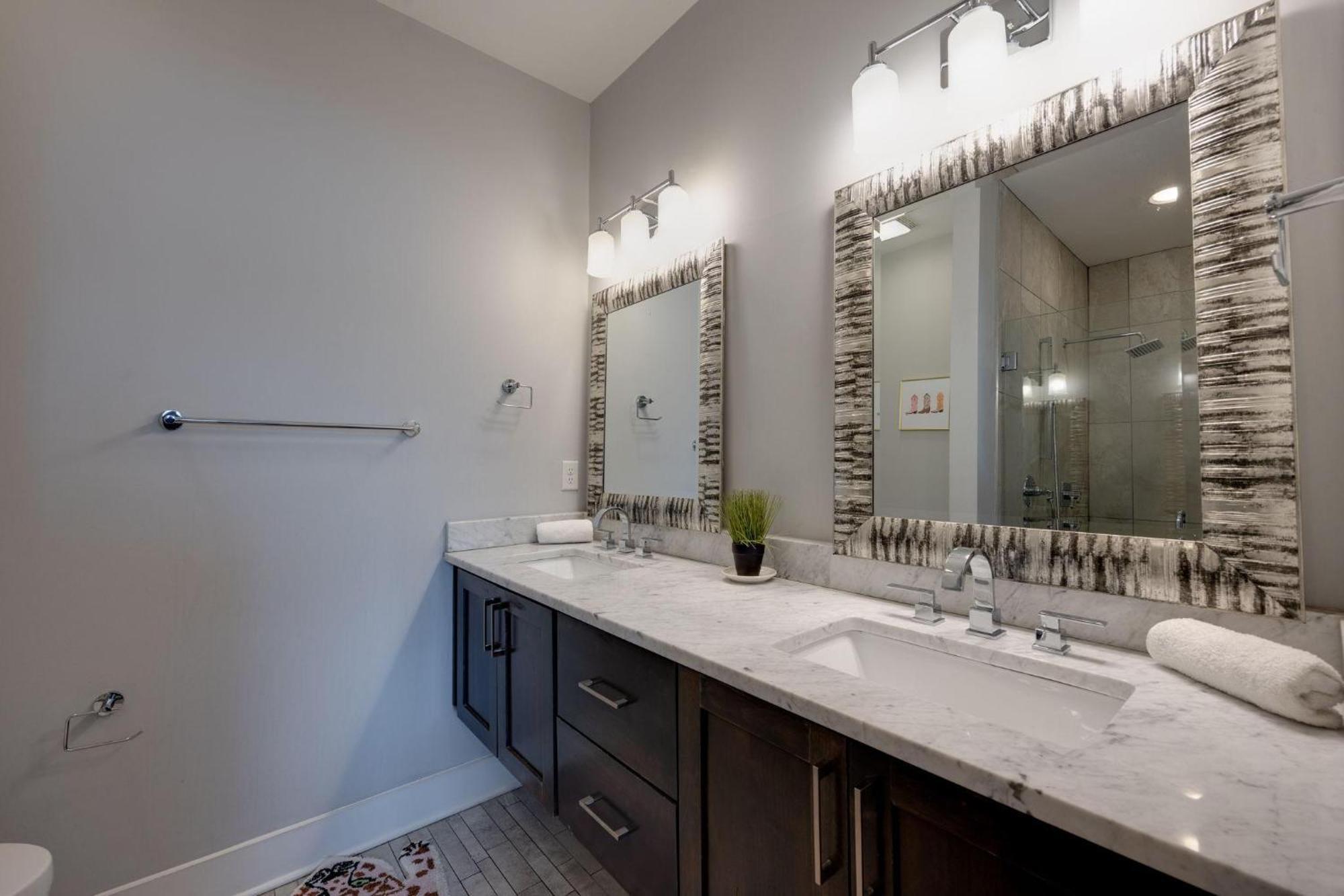 Vivid Vocals - 4 Mins To Broadway - Rooftop Patio Holiday home *