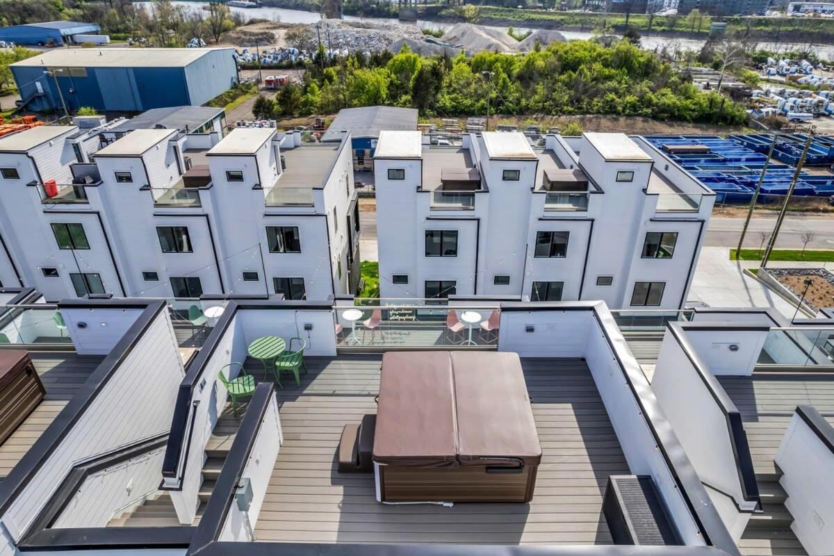 Holiday home New Nash Eras - Rooftop Decks With Hot Tub - 15 Beds *