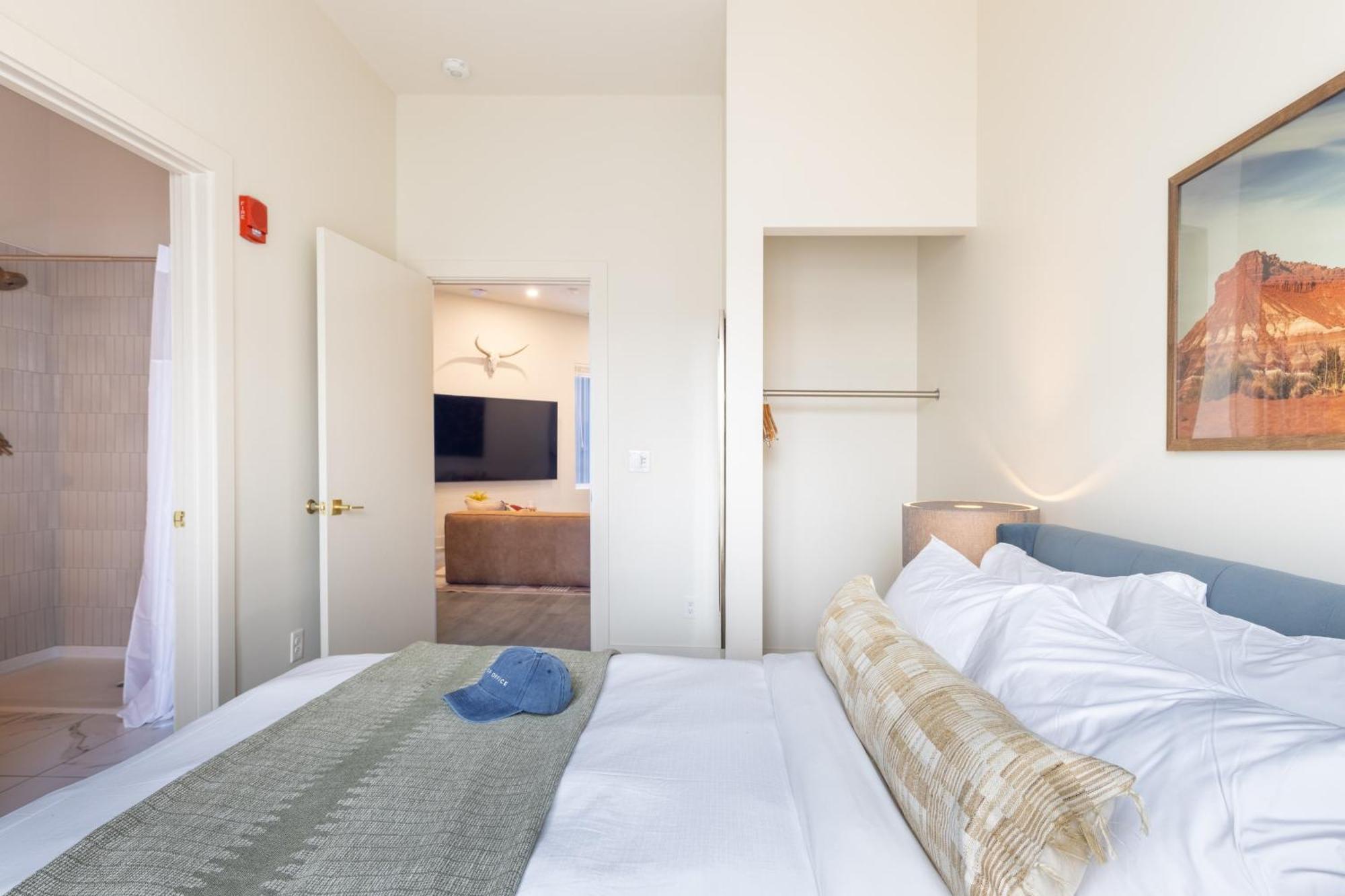 Outrider 113 By Avantstay Accessible Bathrooms Apartment *