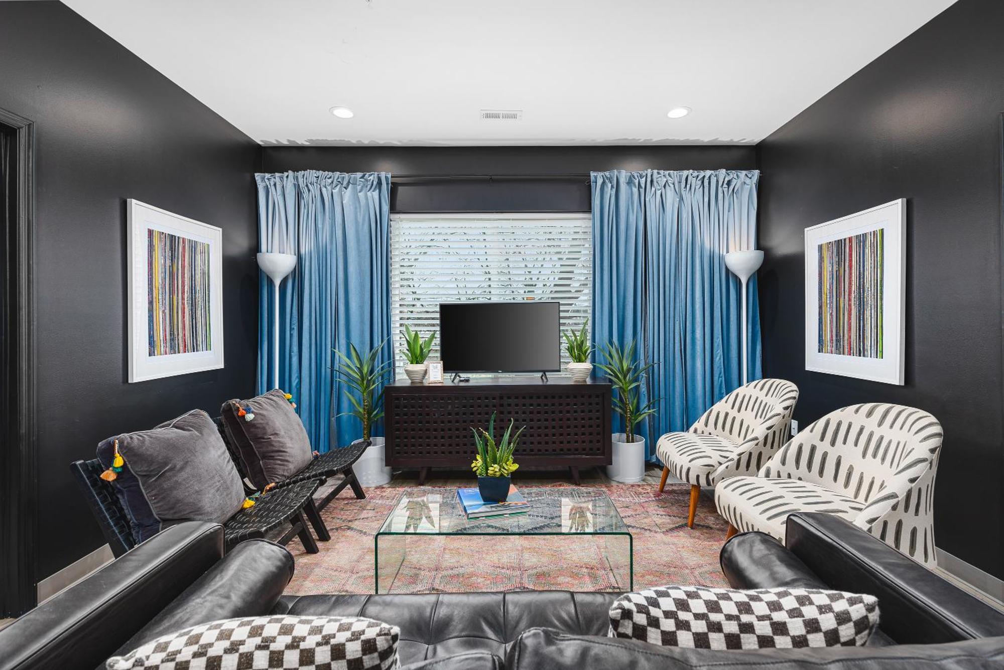 8 Beds 4 Bedroom Walk To Restaurants, Bars And Coffee Apartment