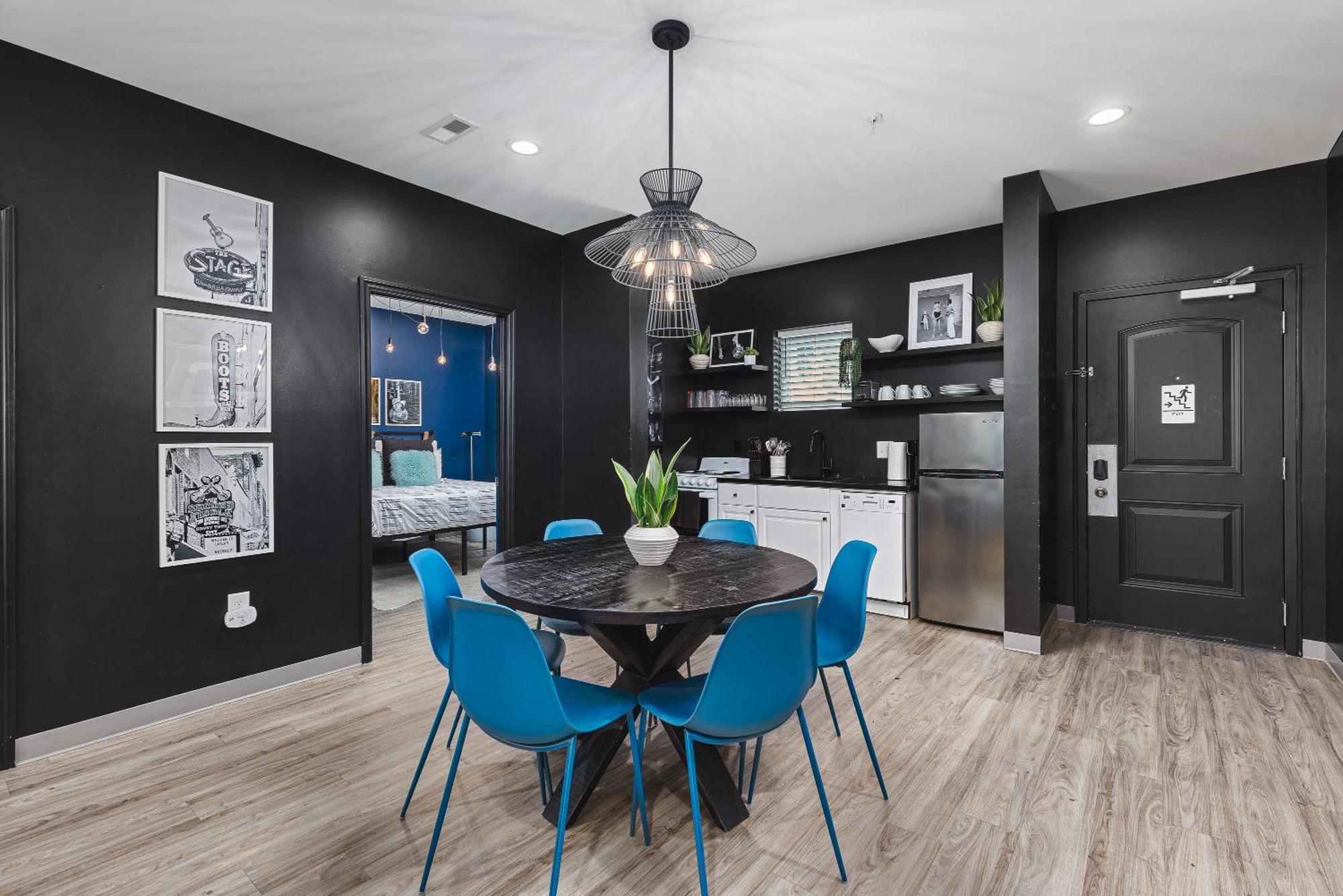 8 Beds 4 Bedroom Walk To Restaurants, Bars And Coffee Apartment