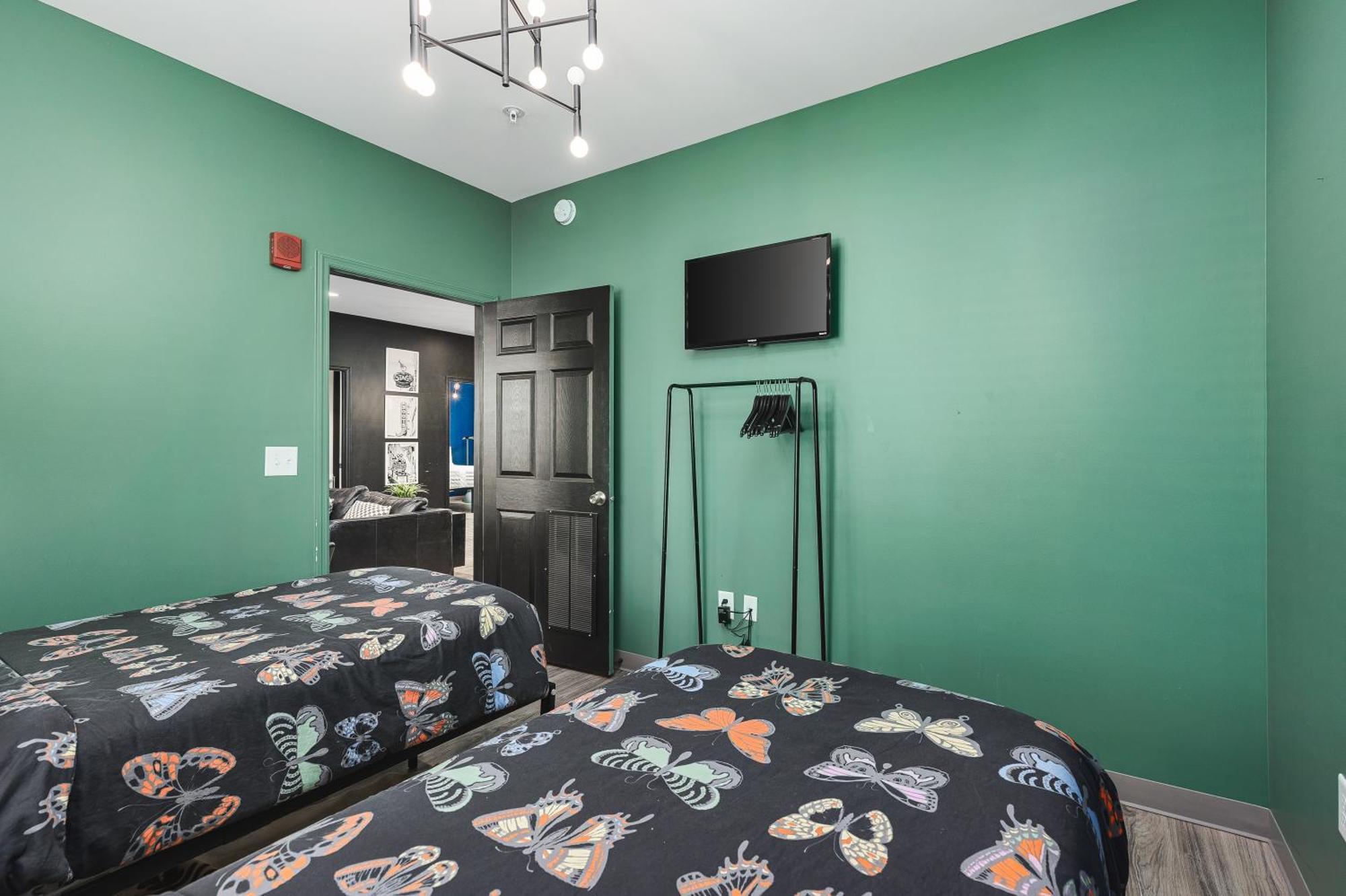 8 Beds 4 Bedroom Walk To Restaurants, Bars And Coffee Apartment