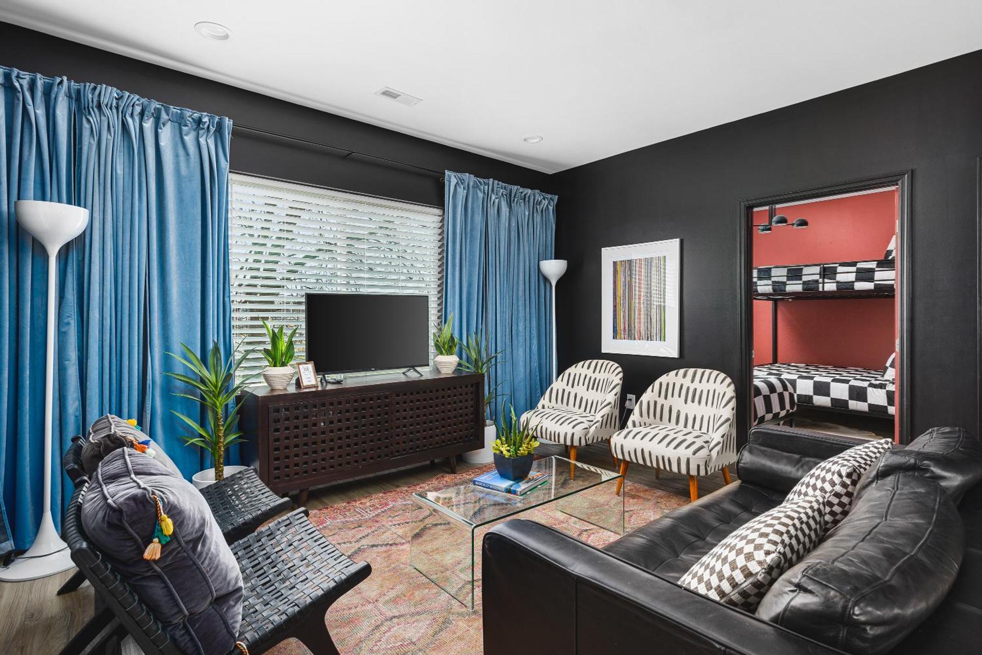 8 Beds 4 Bedroom Walk To Restaurants, Bars And Coffee Apartment Nashville
