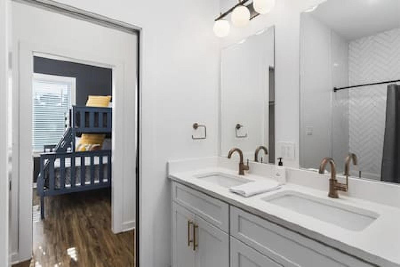 Rooftop Deck Patio And Garage Walk To Restaurants Coffee Brewery *