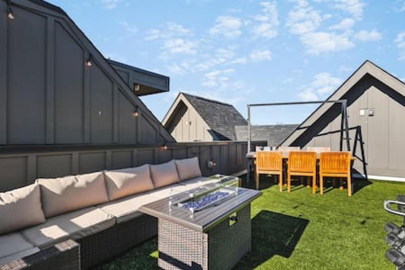 Rooftop Deck Patio And Garage Walk To Restaurants Coffee Brewery Holiday home *