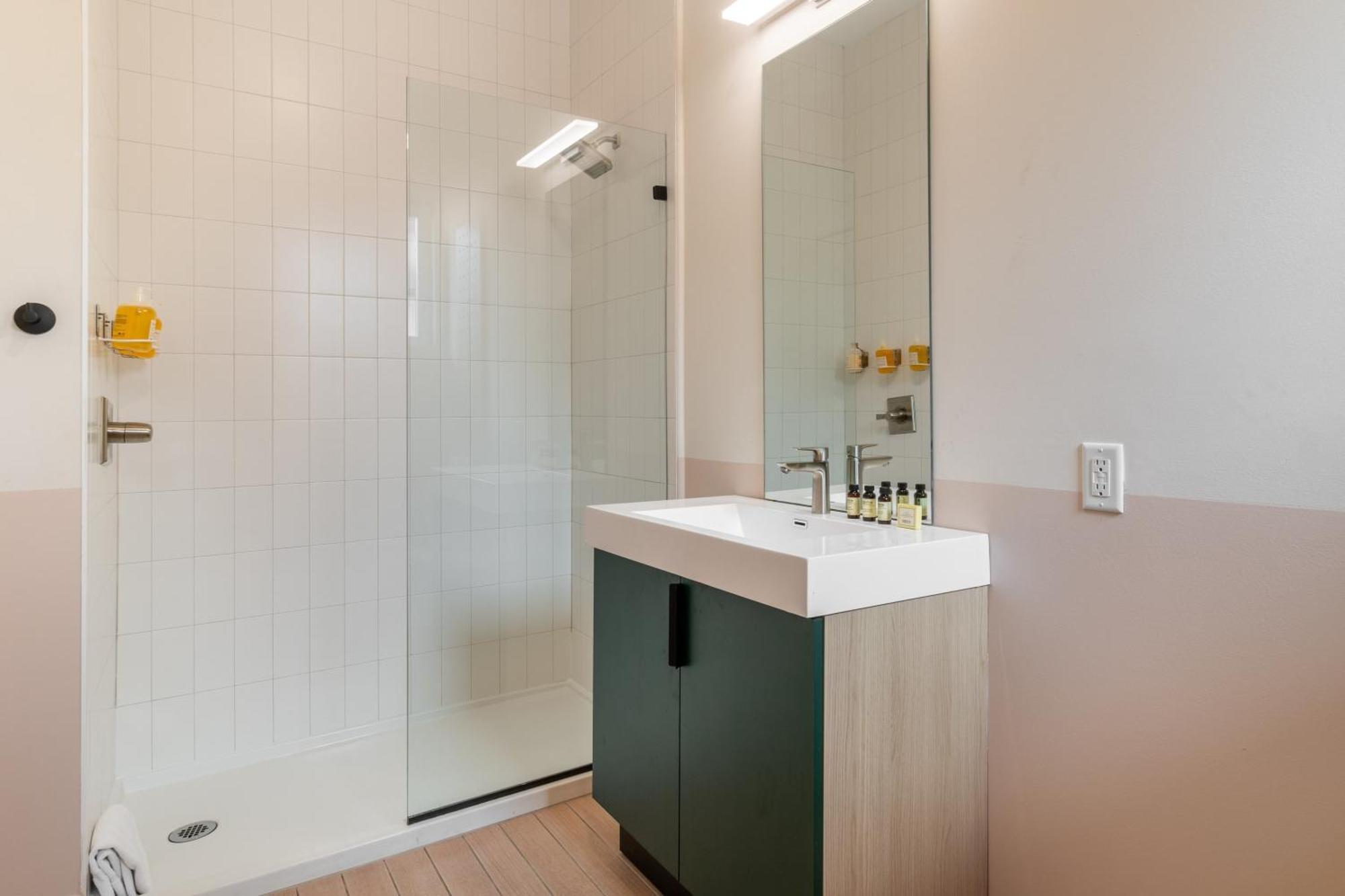 Holiday home The Conway 5 Bedroom Buyout W Deck In Music City *