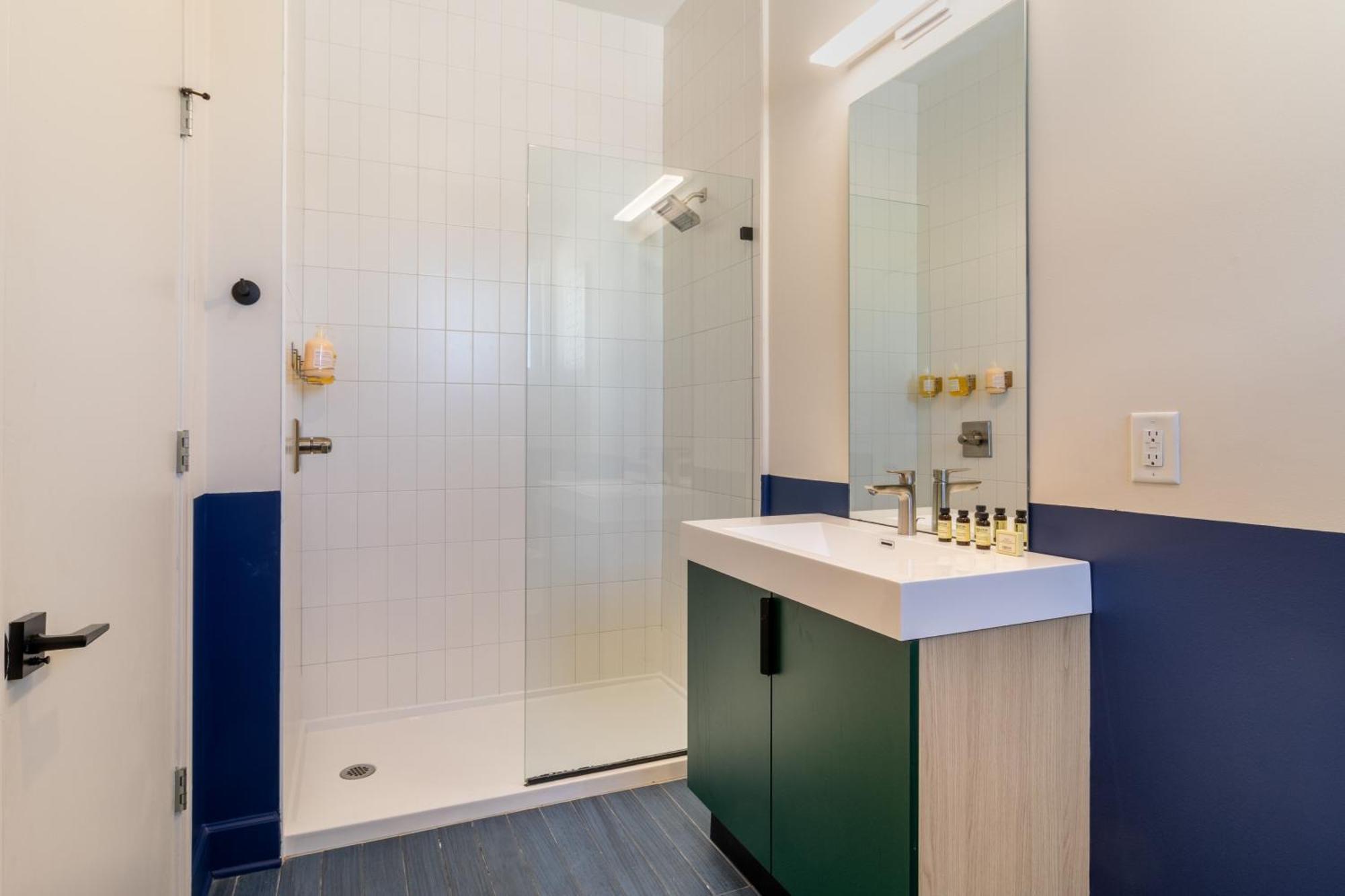 The Conway 5 Bedroom Buyout W Deck In Music City Holiday home *