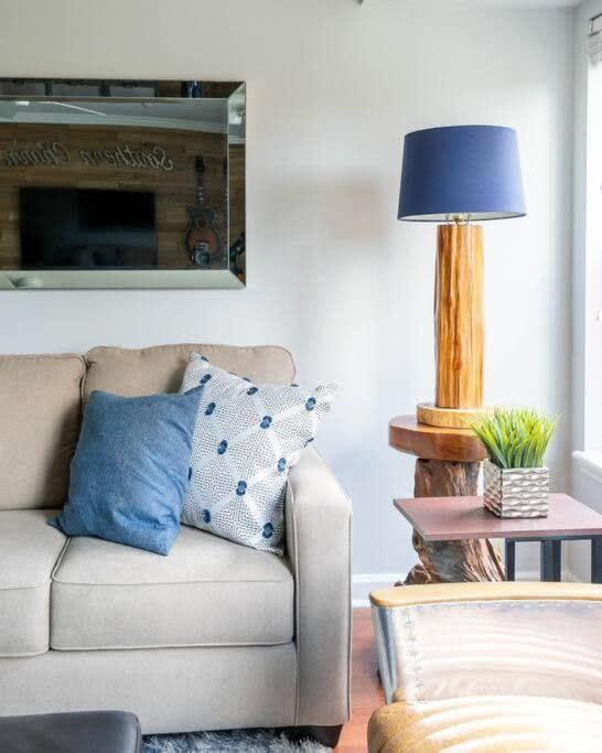 Walk To Broadway Charming Modern Historic Townhome *
