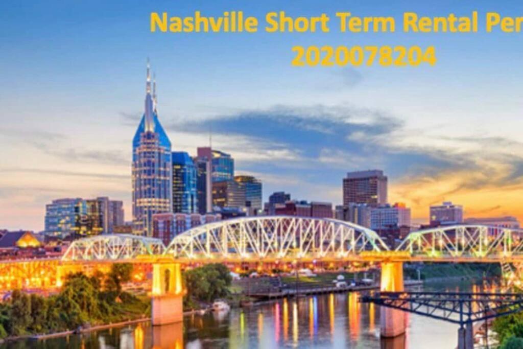 Stylish Downtown W/ Pool & Parking Apartment *