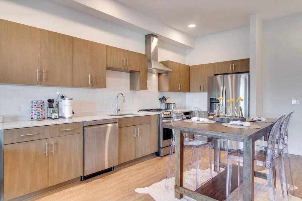 Stylish Downtown W/ Pool & Parking