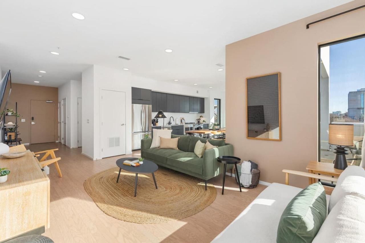 Penthouse With Patio Walk To Downtown 3 Bedrooms 5 Beds