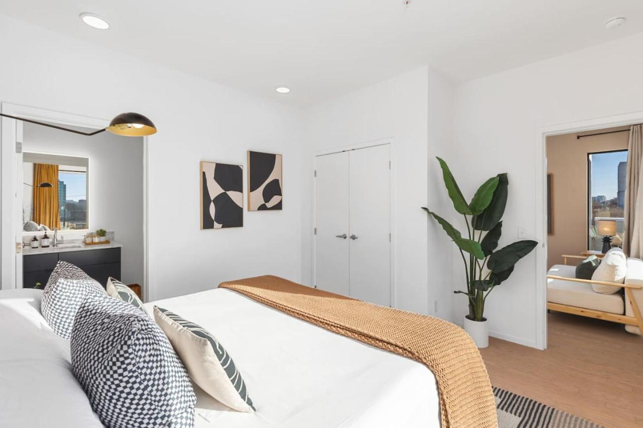 Apartment Penthouse With Patio Walk To Downtown 3 Bedrooms 5 Beds *