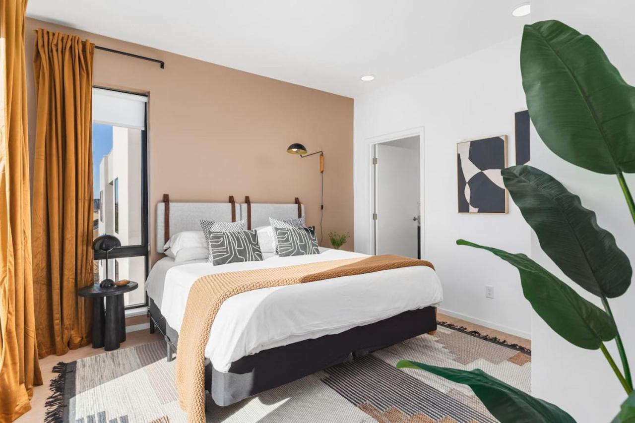 Penthouse With Patio Walk To Downtown 3 Bedrooms 5 Beds *