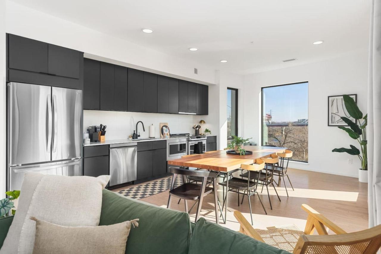 Penthouse With Patio Walk To Downtown 3 Bedrooms 5 Beds