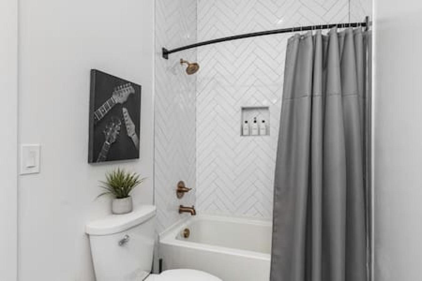 Stunning Modern Townhome With 9 Beds, Walk To Shops *