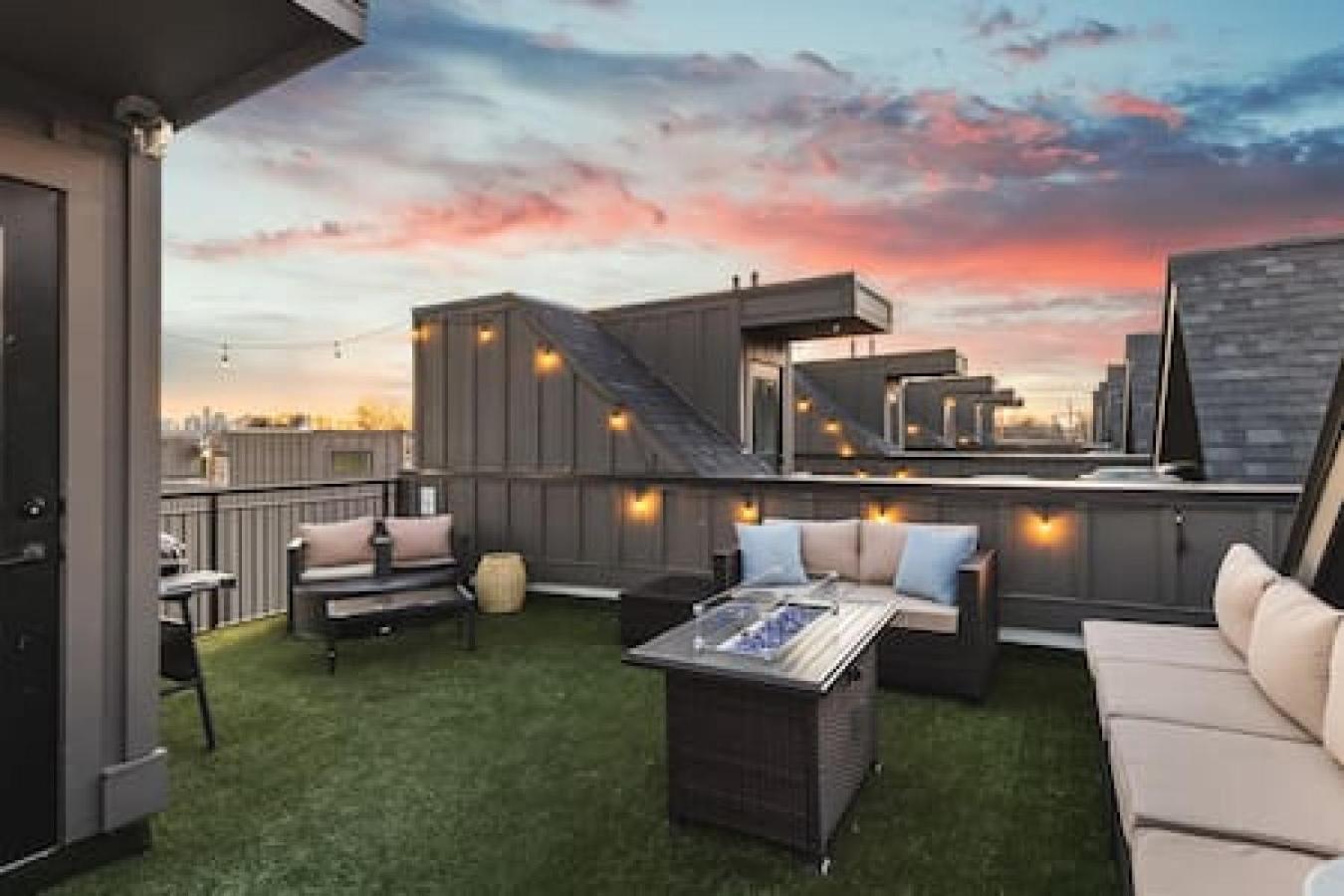 Stunning Modern Townhome With 9 Beds, Walk To Shops