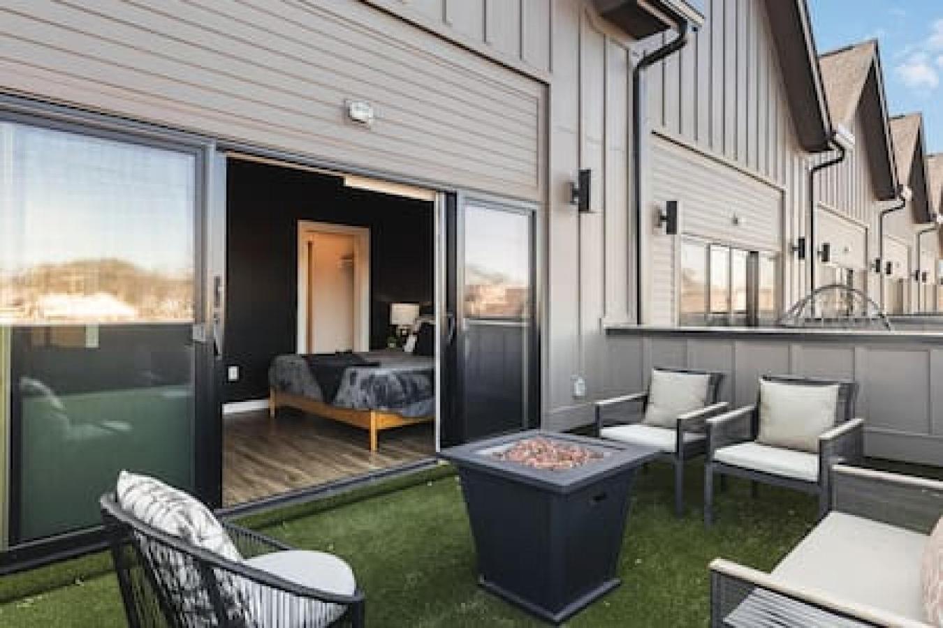 Huge With Patio - Walk To Shops, Food, Brewery *
