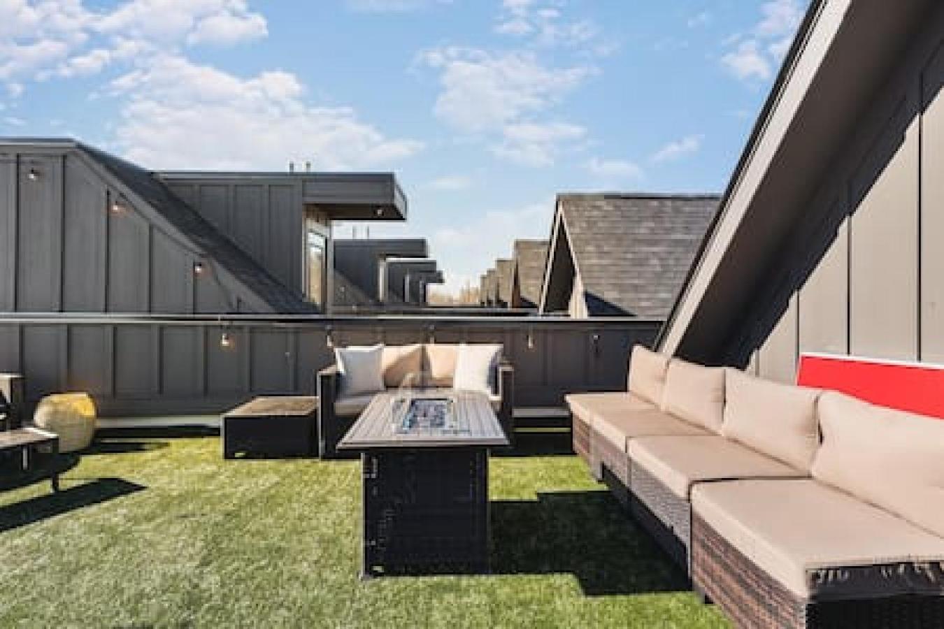 Stunning Modern Townhome With 9 Beds, Walk To Shops Holiday home