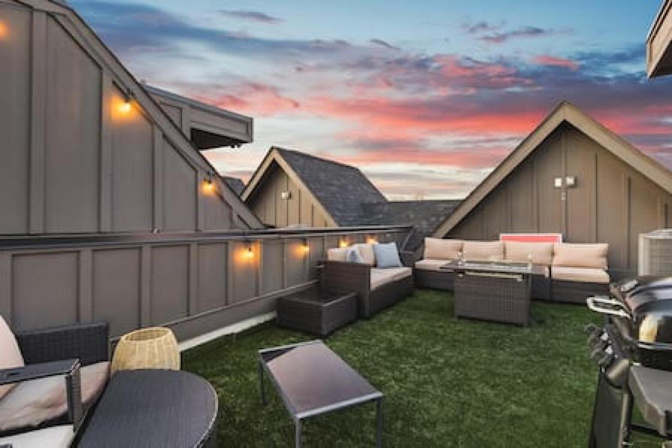 Stunning Modern Townhome With 9 Beds, Walk To Shops Holiday home