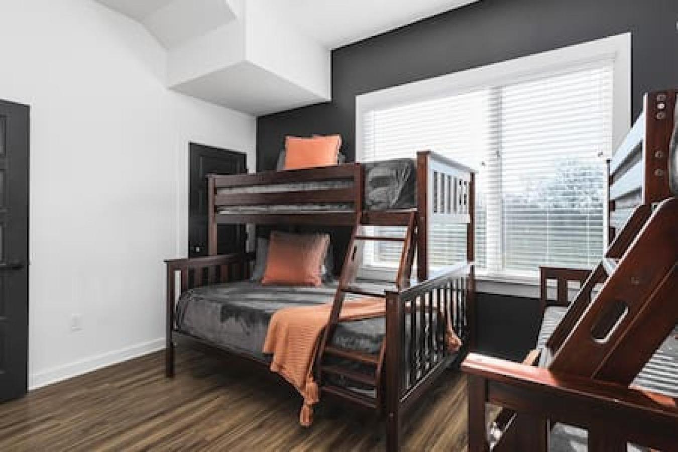 Holiday home Stunning Modern Townhome With 9 Beds, Walk To Shops *