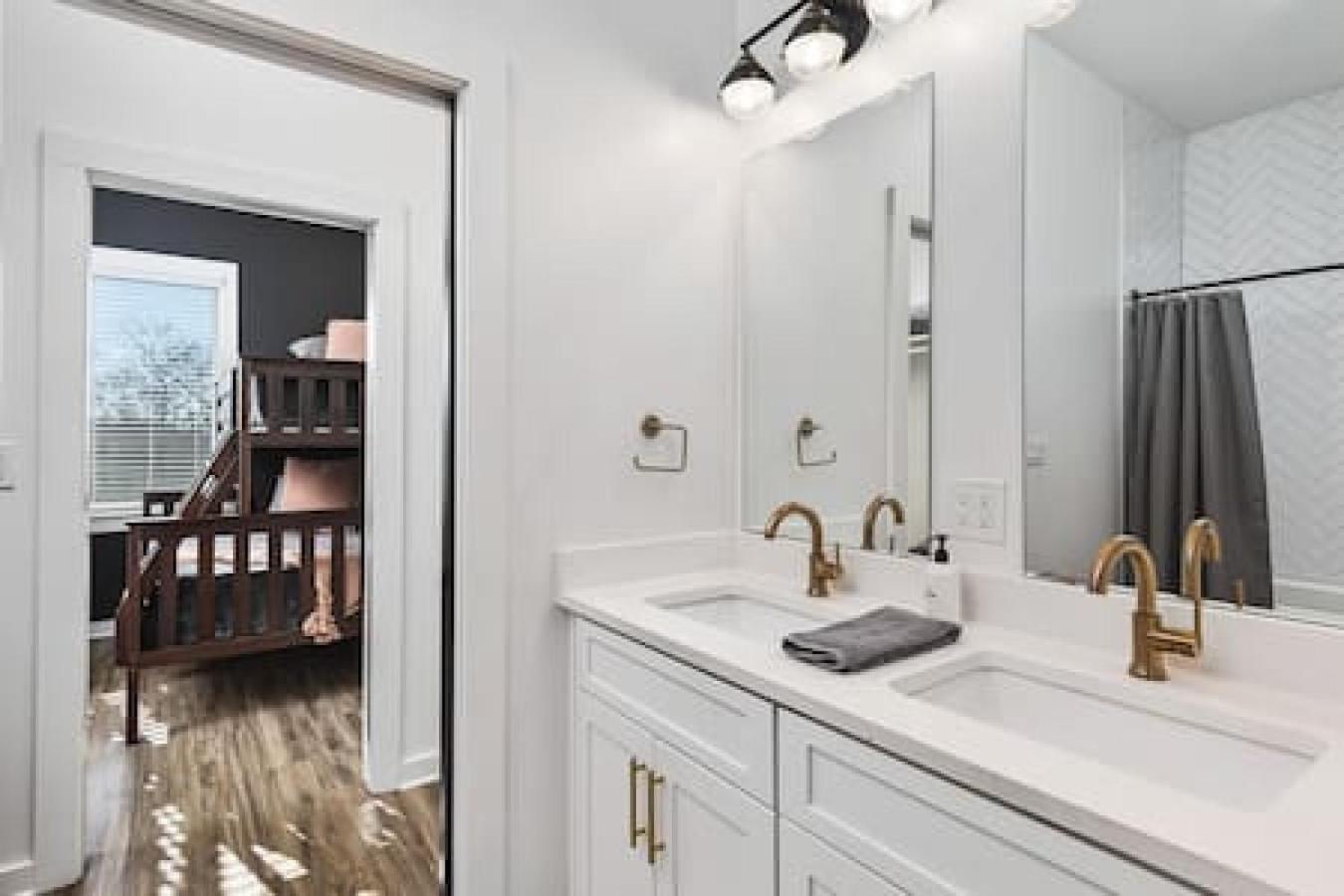 Stunning Modern Townhome With 9 Beds, Walk To Shops Holiday home