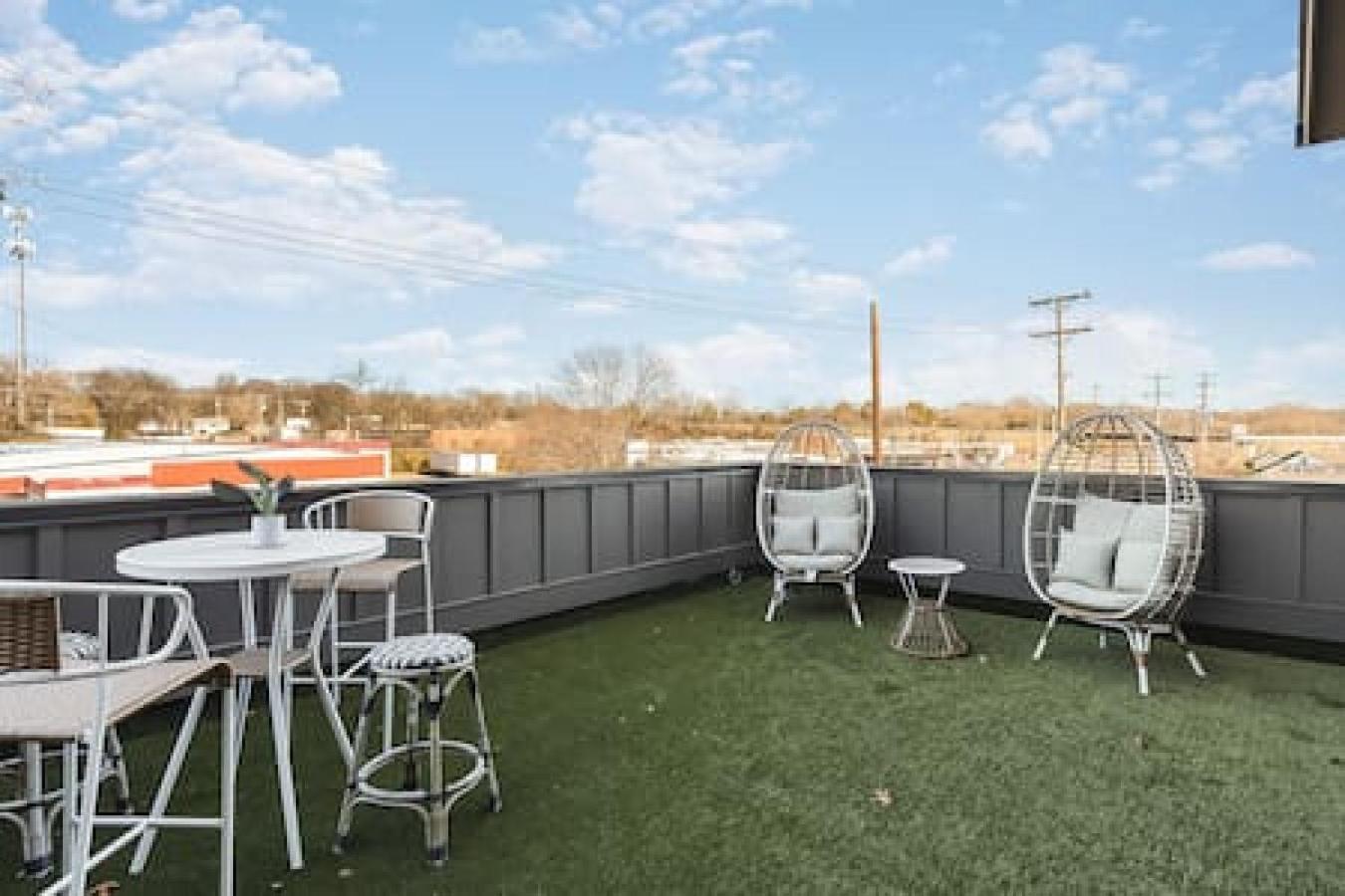 Stunning Modern Townhome With 9 Beds, Walk To Shops Holiday home
