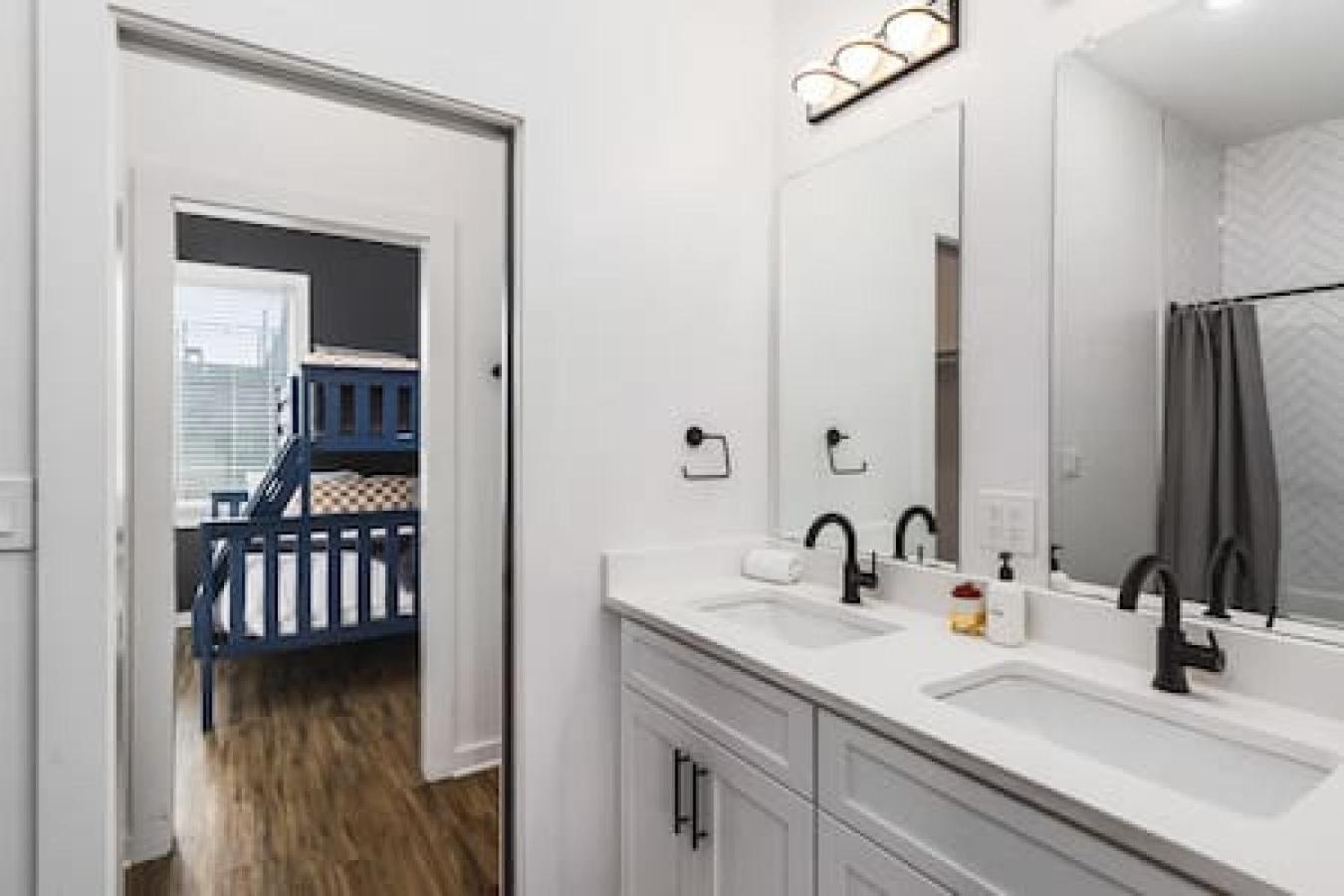 Gorgeous East House With 9 Beds, Garage, Rooftop Patio Holiday home