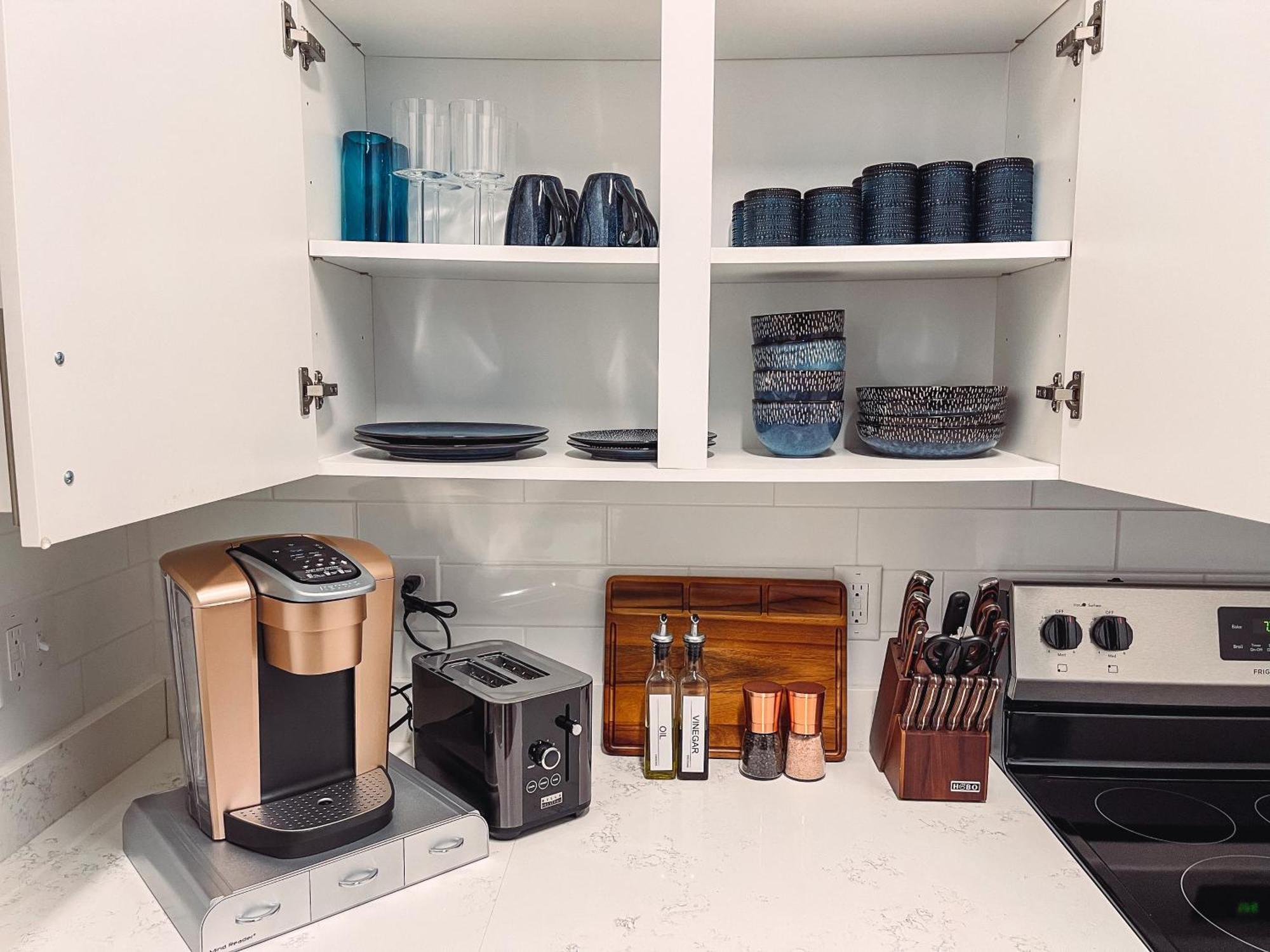 Dolly's Yacht Club - Cozy Retreat Near Broadway