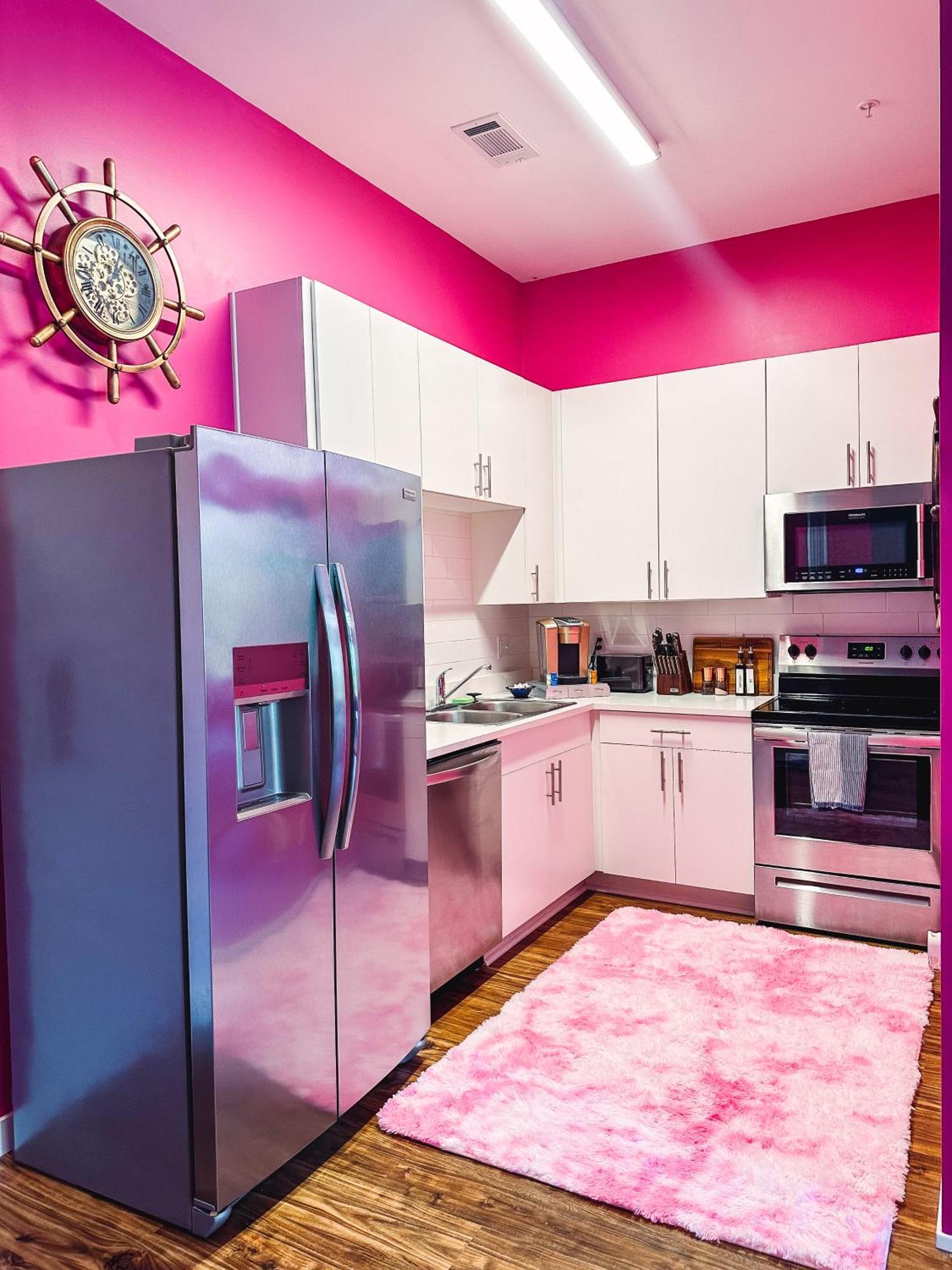 Dolly's Yacht Club - Cozy Retreat Near Broadway *