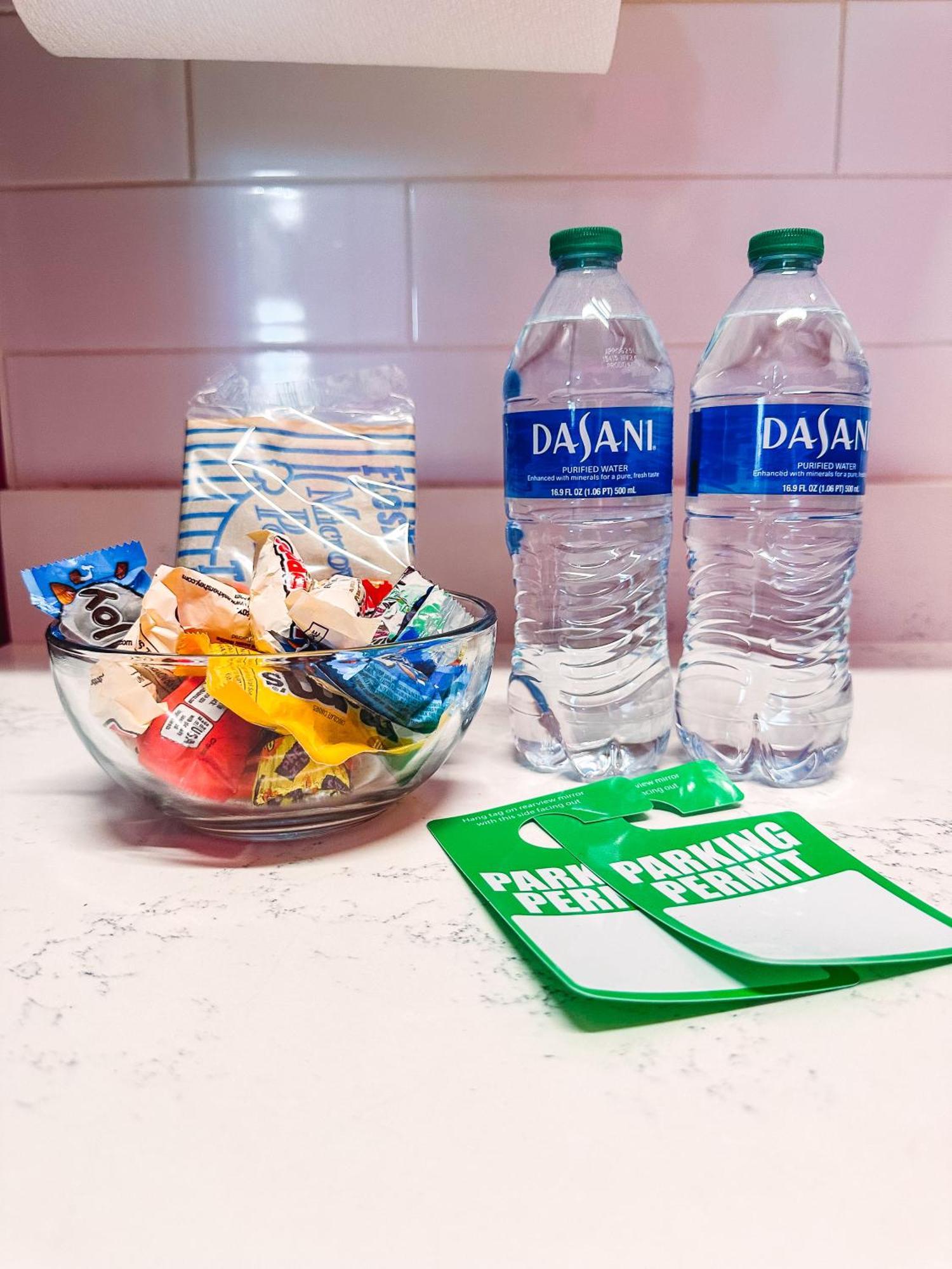 Dolly's Yacht Club - Cozy Retreat Near Broadway