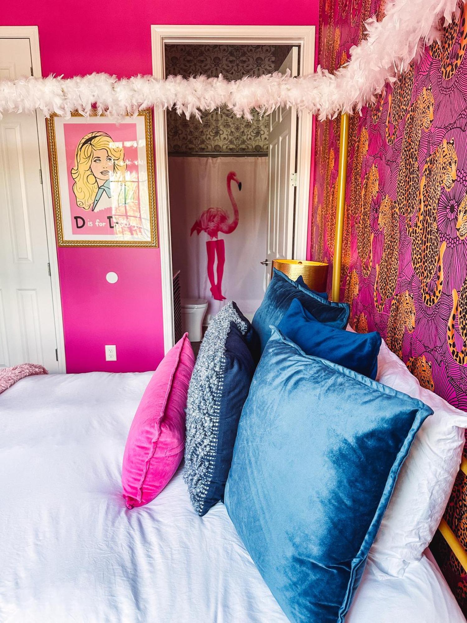 Dolly's Yacht Club - Cozy Retreat Near Broadway Holiday home Nashville