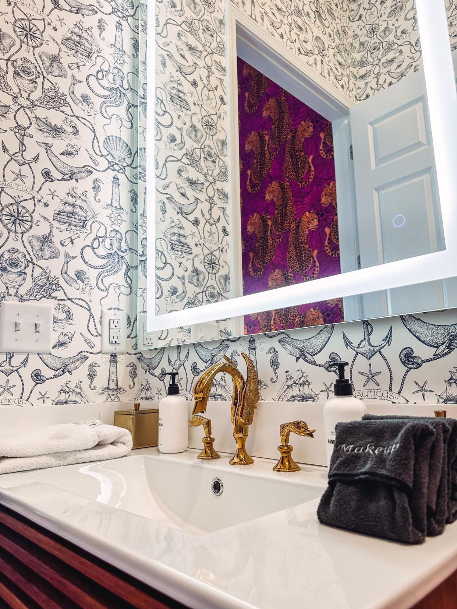 Holiday home Dolly's Yacht Club - Cozy Retreat Near Broadway *